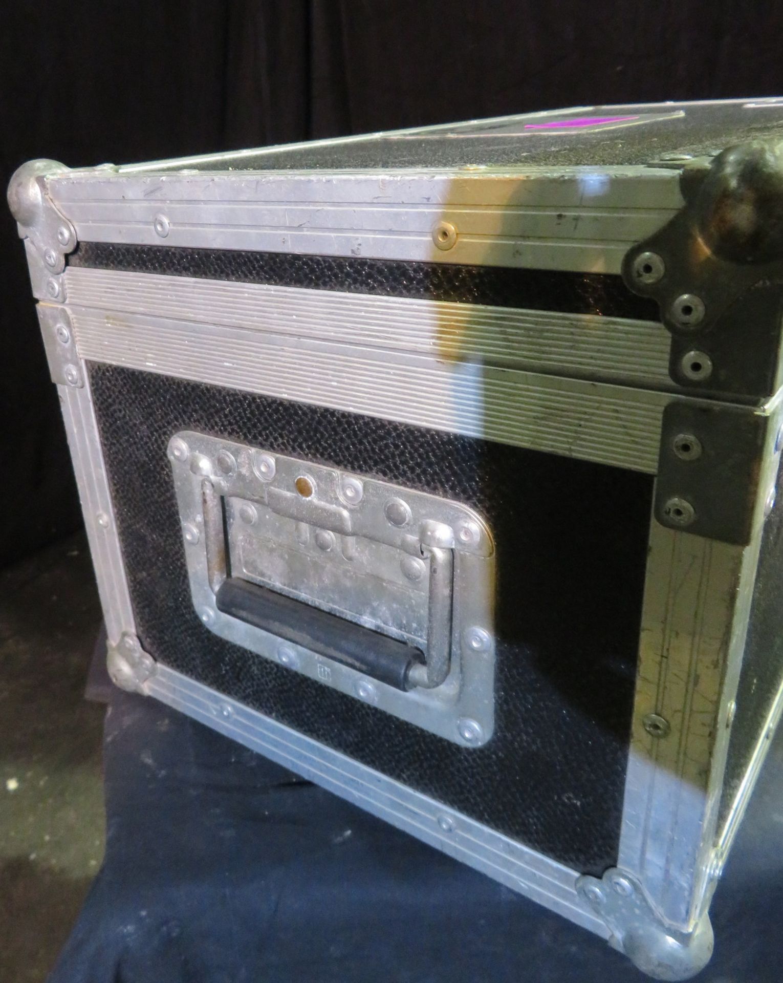 Small Flightcase internal dimensions: 59x28x19cm (LxDxH) with internal divider - Image 3 of 4