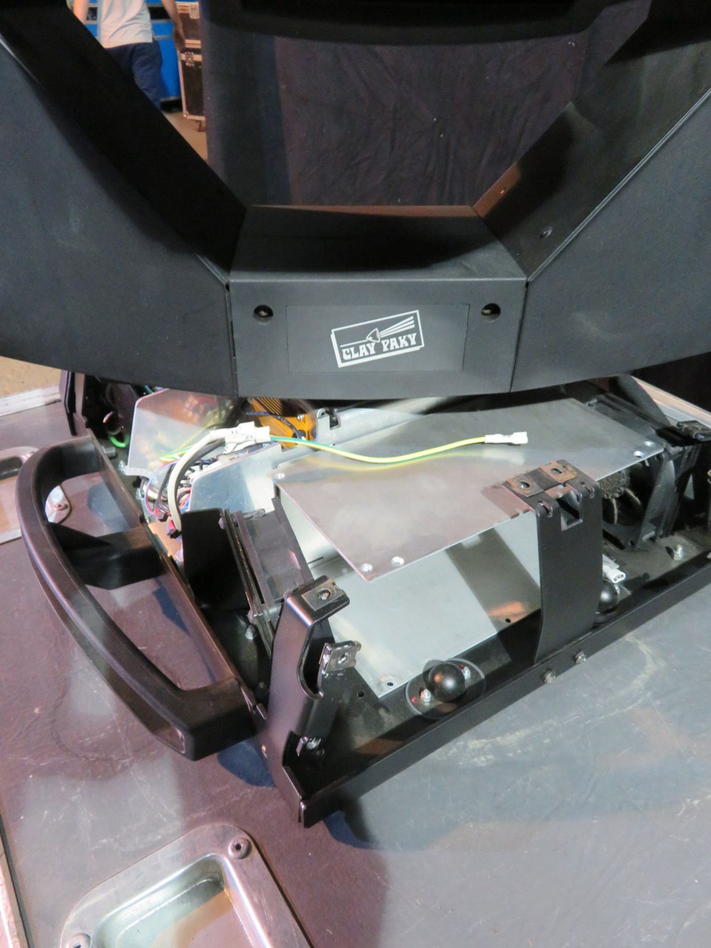 Single Clay Paky Alpha Spot HPE 1500 in flightcase - Missing ballast and casing - Image 7 of 10