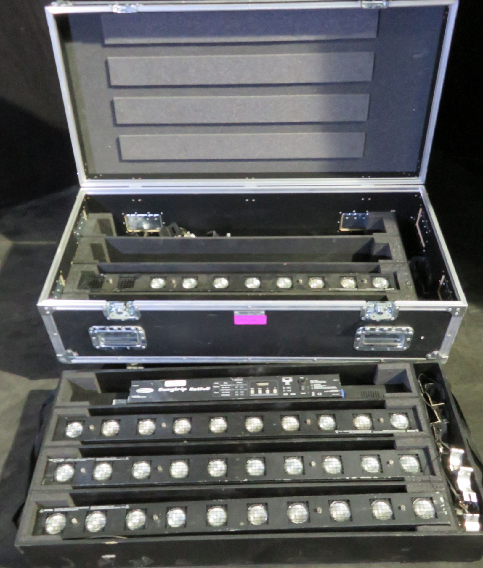 Six Showtec Sunstrip Active in 8 way Five star flightcase