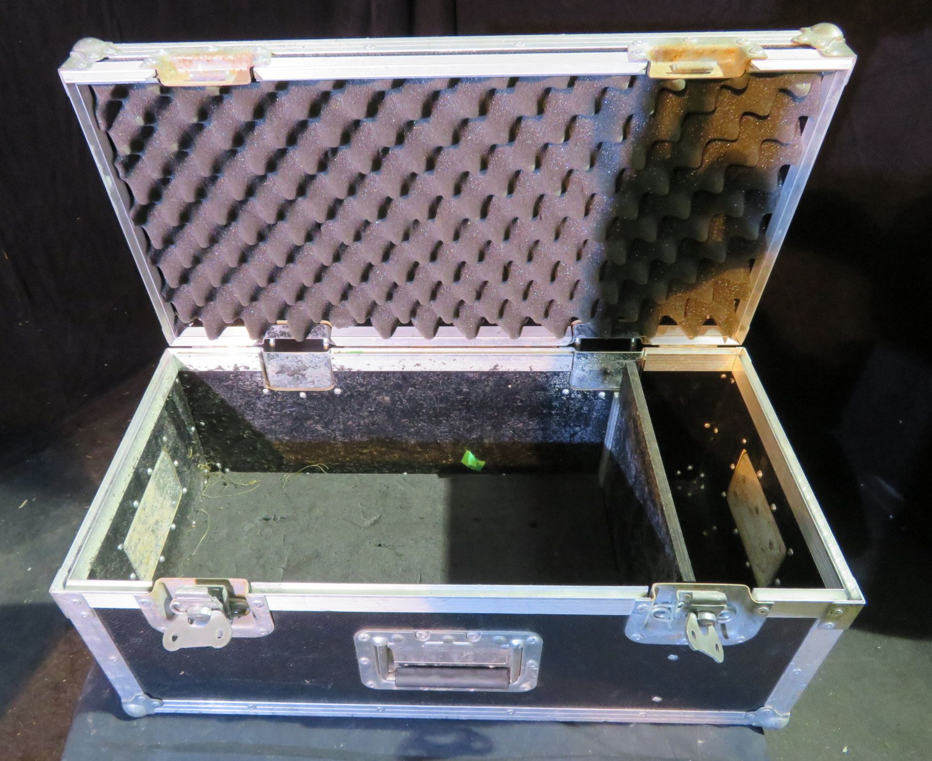 Small Flightcase internal dimensions: 59x28x19cm (LxDxH) with internal divider - Image 4 of 4