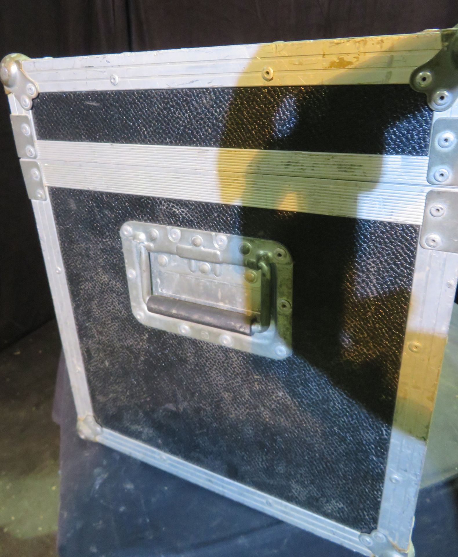 Small Flightcase internal dimensions: 56x33x31cm (LxDxH) - Image 3 of 4