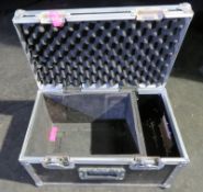 Small flightcase with internal divider. 47x26x20cm (LxDxH)