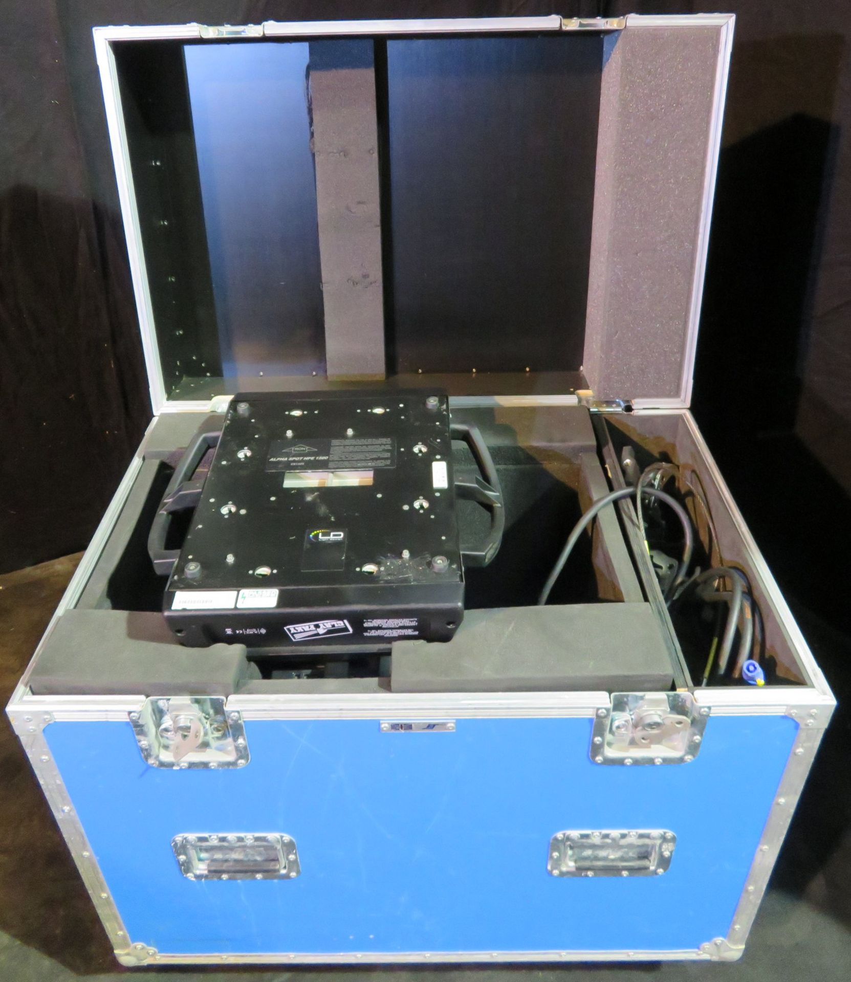 Single Clay Paky Alpha Spot HPE 1500 in twin flightcase - Image 8 of 9