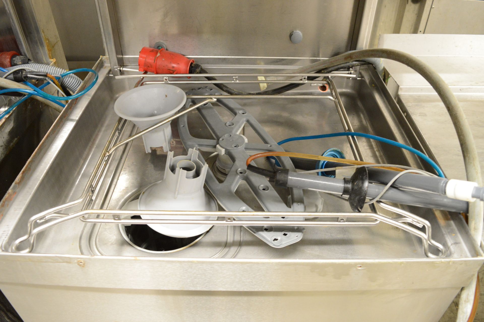 Winterhalter PT-L pass through dishwasher, 3 phase electric, comes with outlet table - Image 3 of 8