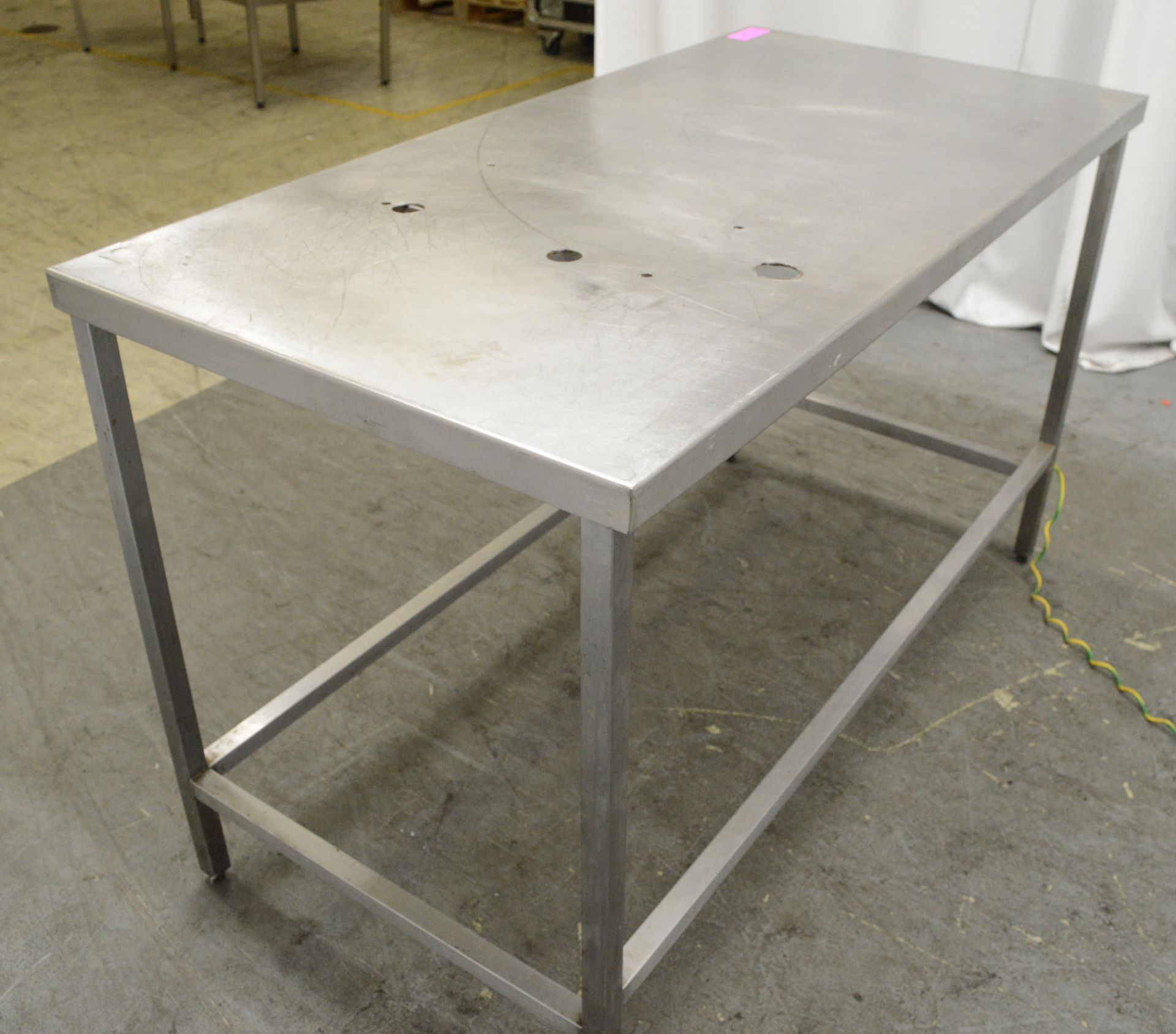 Preparation table 1400mm W x 700mm D x 870mm H - Image 4 of 6