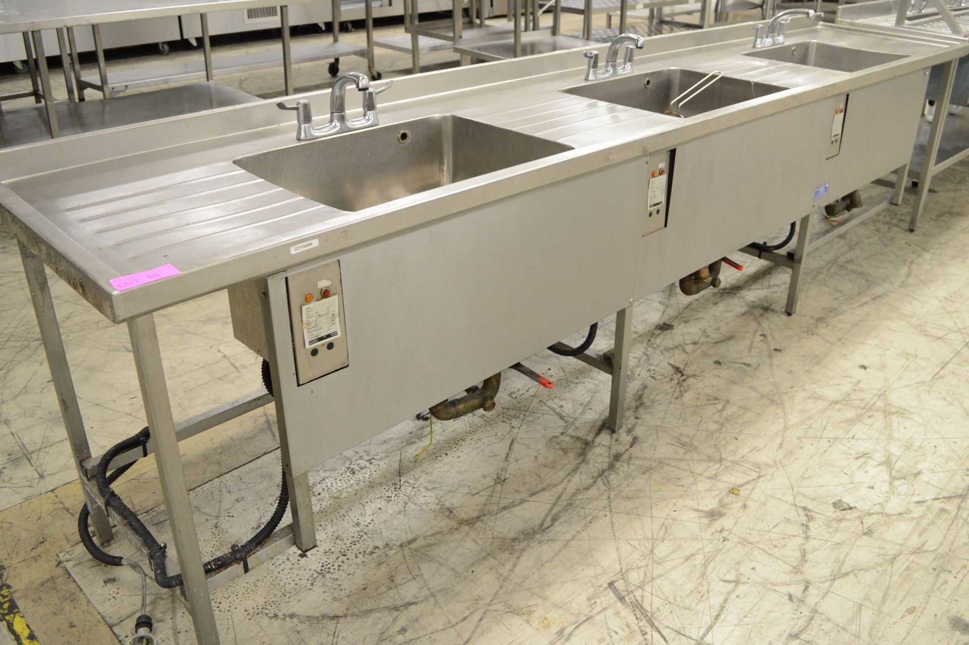 Triple basin sink unit 3450mm W x 700mm D x 860mm H - Image 2 of 8