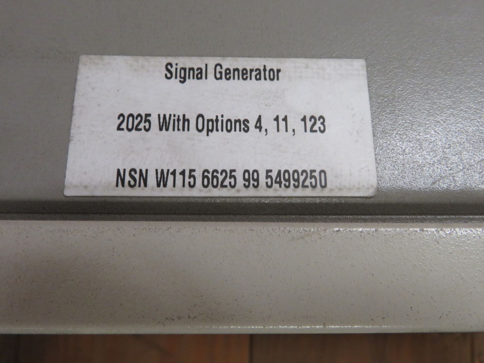 IFR 2025 signal generator 9kHz - 2.51GHz - Image 4 of 5