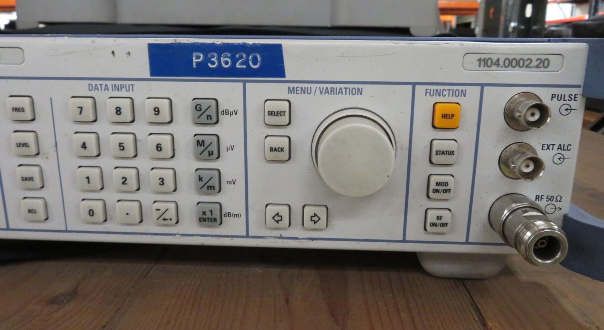 Rohde & Schwarz signal generator 10MHz - 20GHz in case - Image 3 of 6