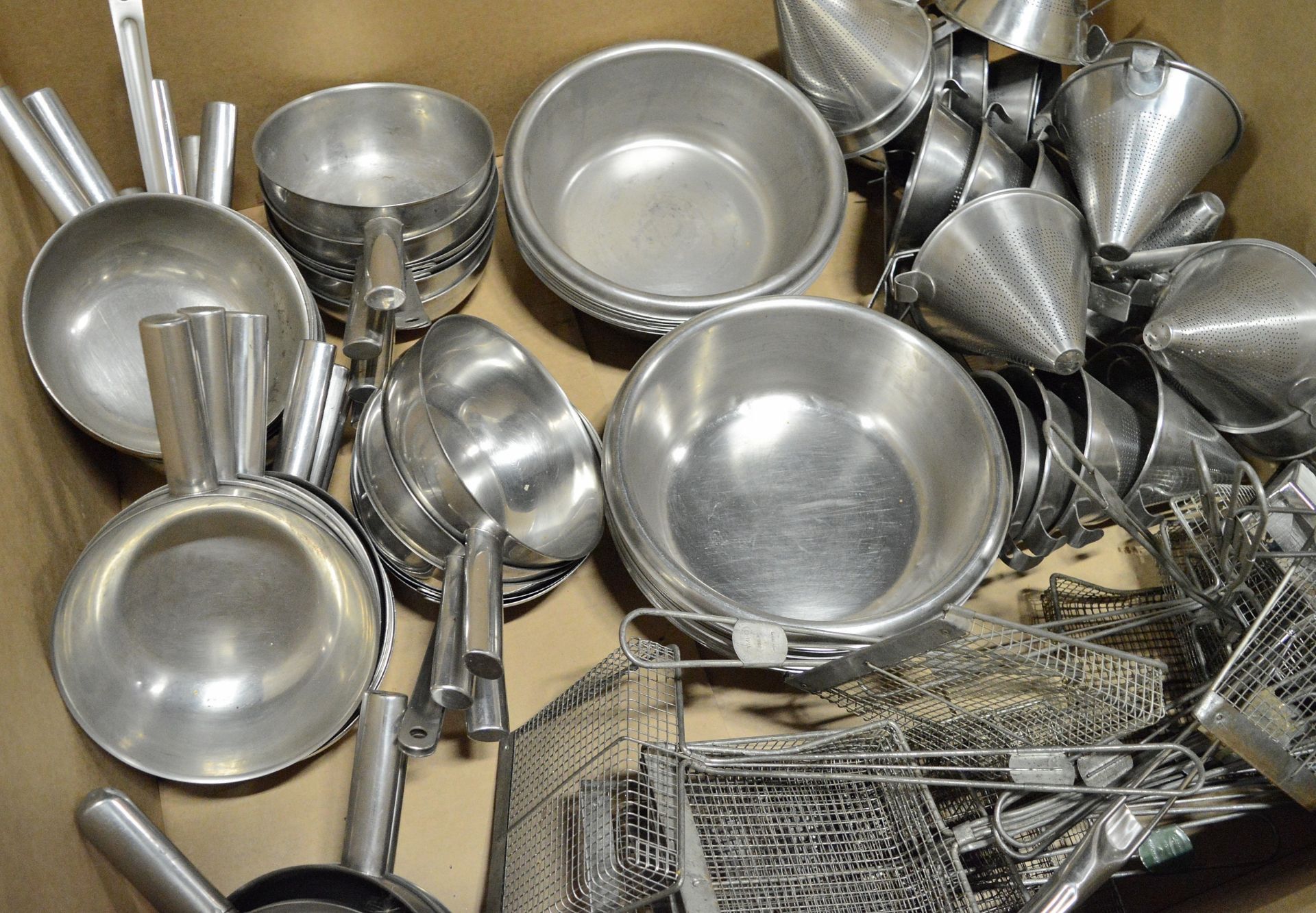 Various Catering - Stainless Basin, Mixing Bowl, Stainless Sieves, chip scoops - Image 3 of 3