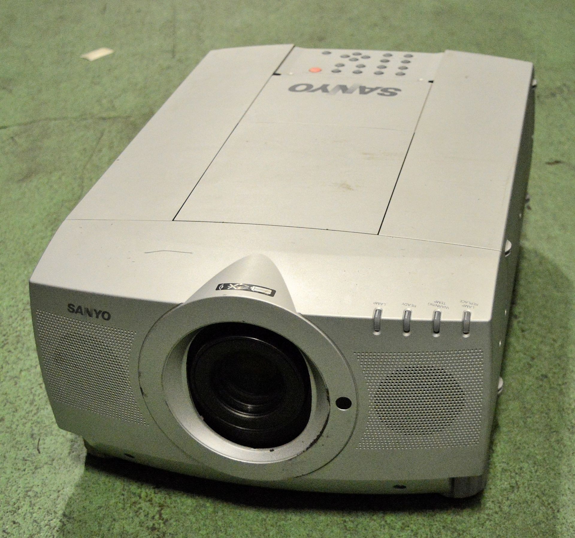 Sanyo PLC-9005E projector with carry case - Bild 2 aus 5