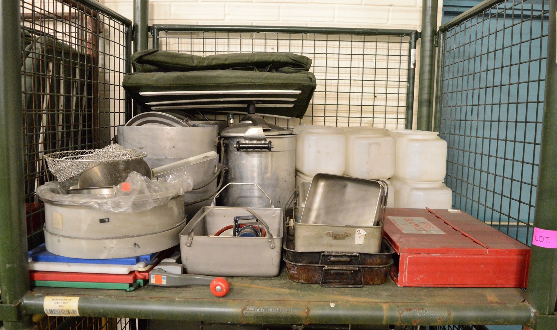Field Kitchen set - cooker, oven, utensil set in carry box, norweigen food boxes, accessor - Image 2 of 5