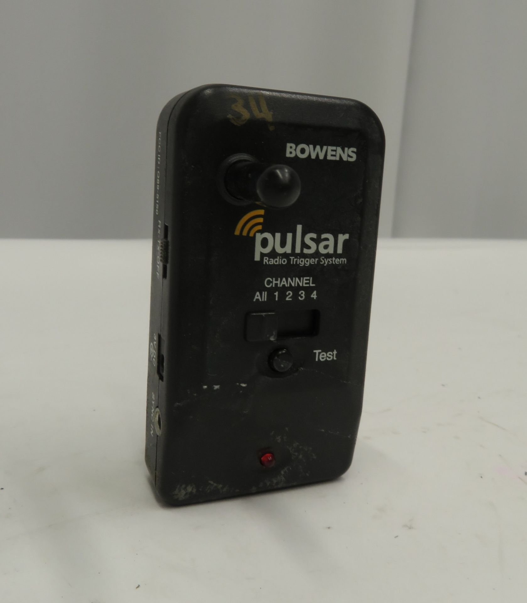 Bowens Pulsar radio trigger system, no battery cover