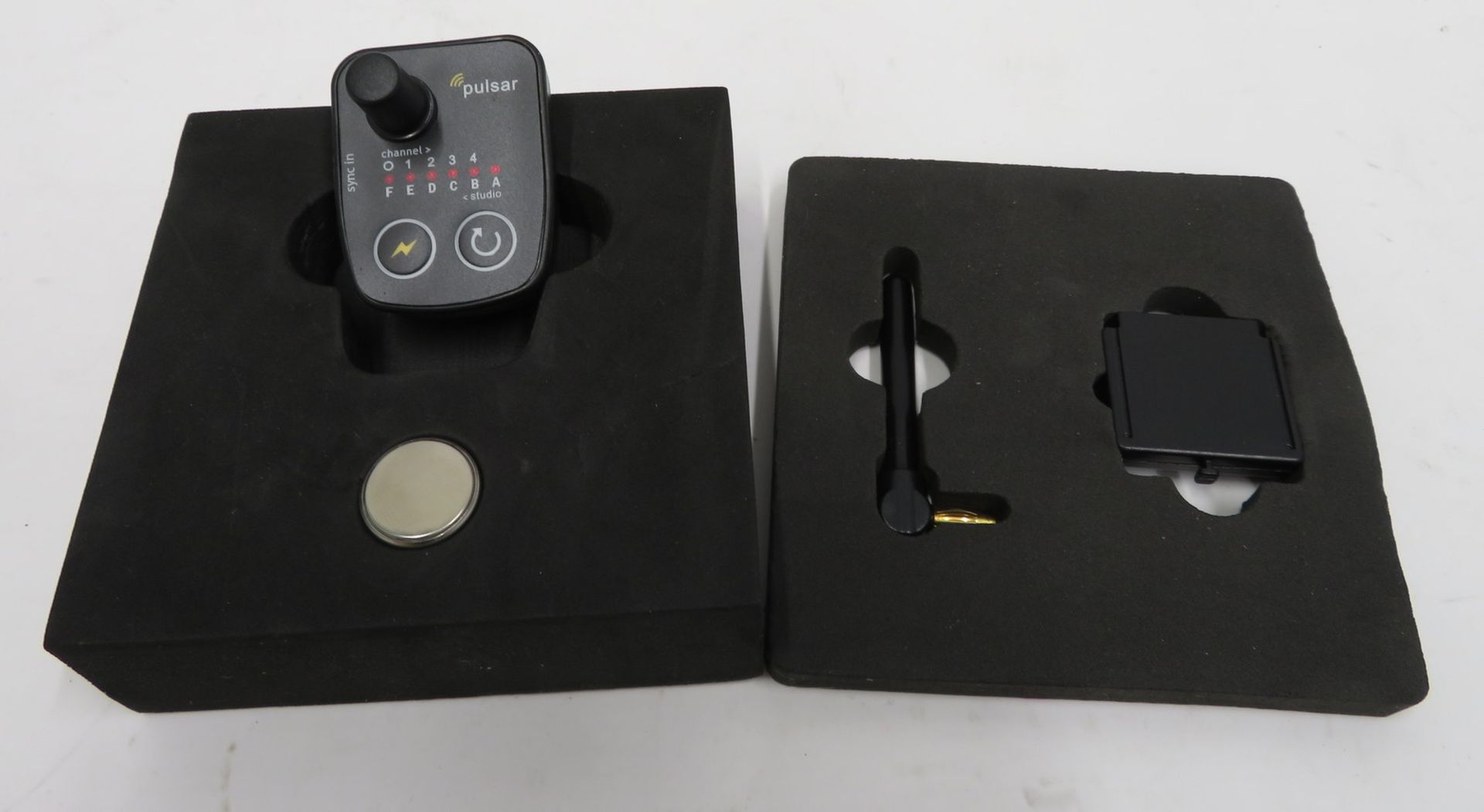 Bowens BW3967 Pulsar tx/rx radio trigger set in box - Image 3 of 5