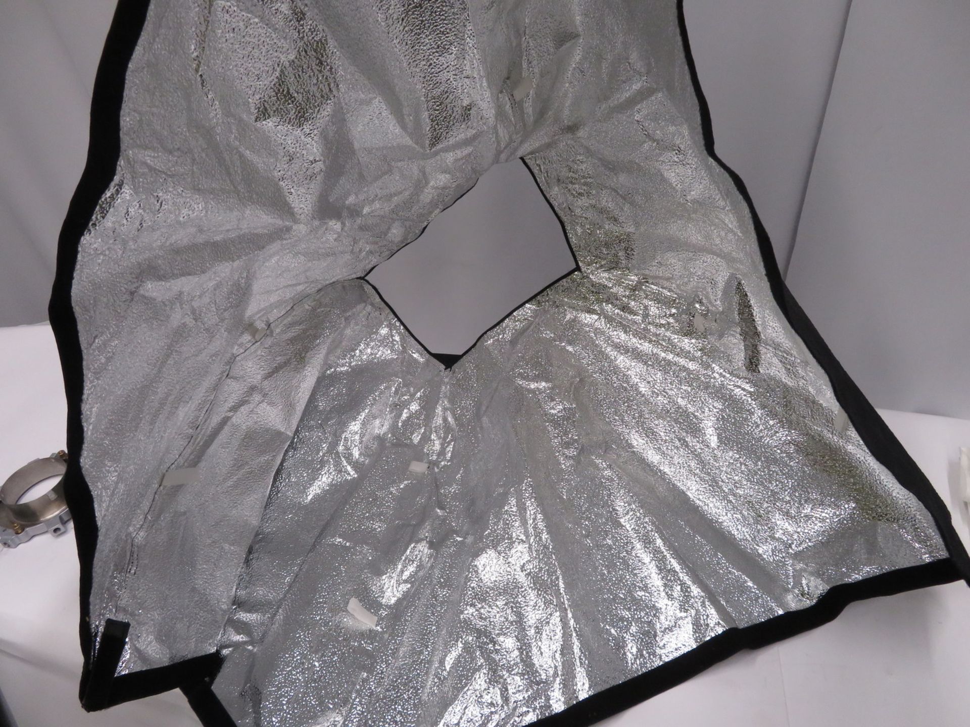 Bowens 1m x 1m softbox attachment for studio light in carry bag - Image 7 of 7
