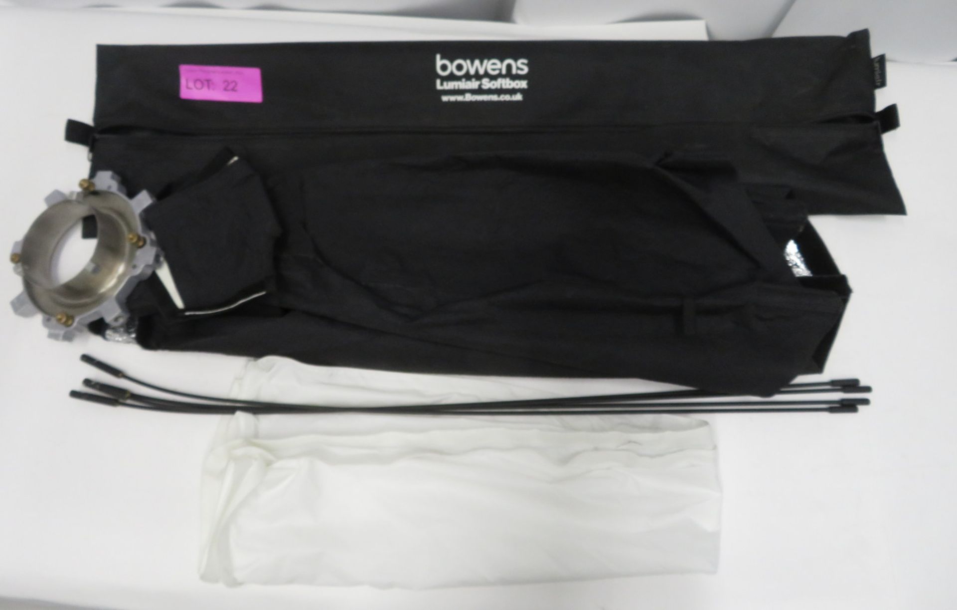 Bowens 1m x 1m softbox attachment for studio light in carry bag - Image 2 of 7