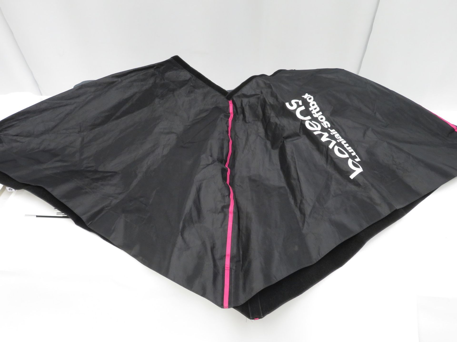 Bowens 1m x 1m softbox attachment for studio light in Elinchrom carry bag - Image 4 of 5