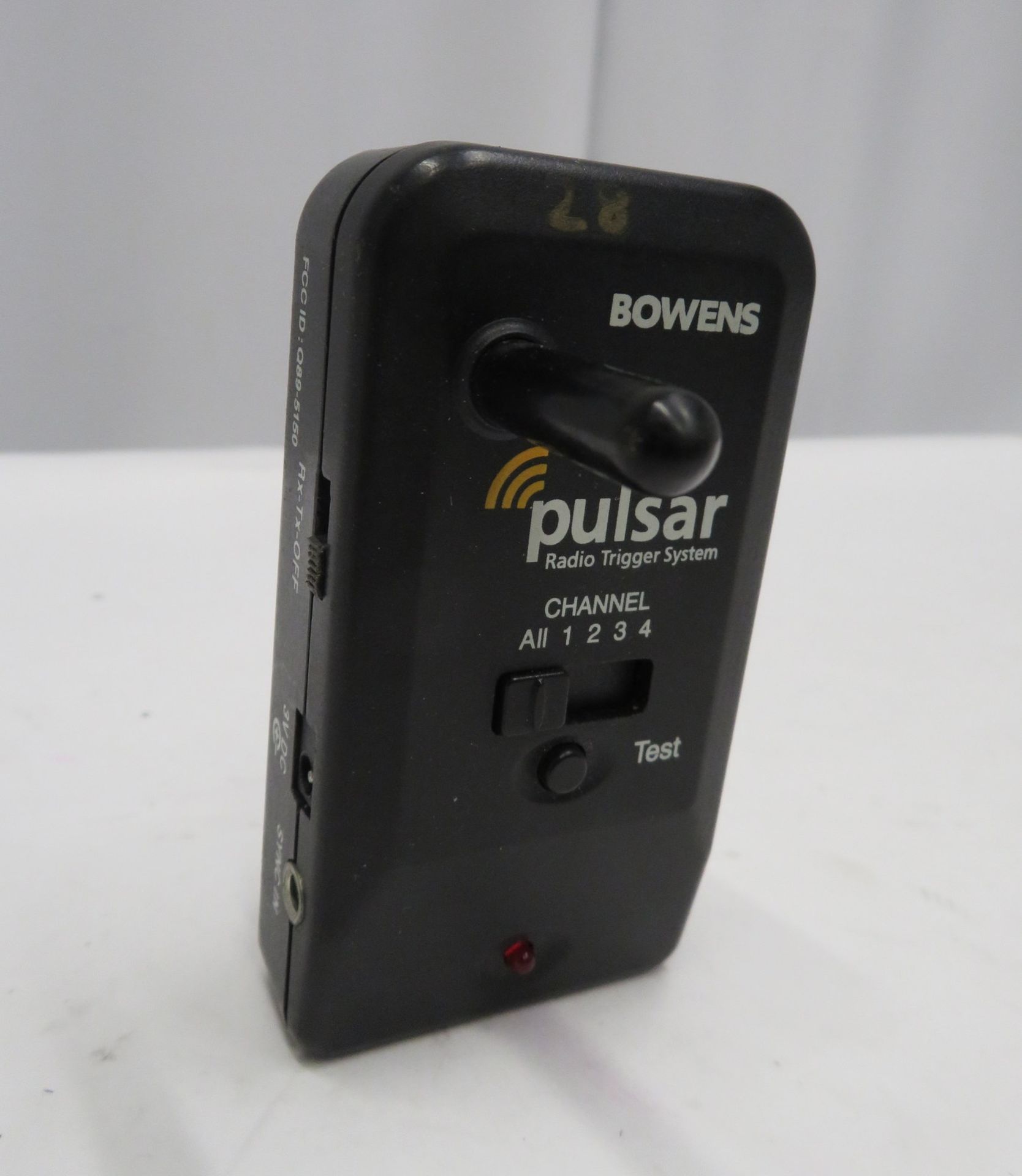 Bowens Pulsar radio trigger system, no battery cover