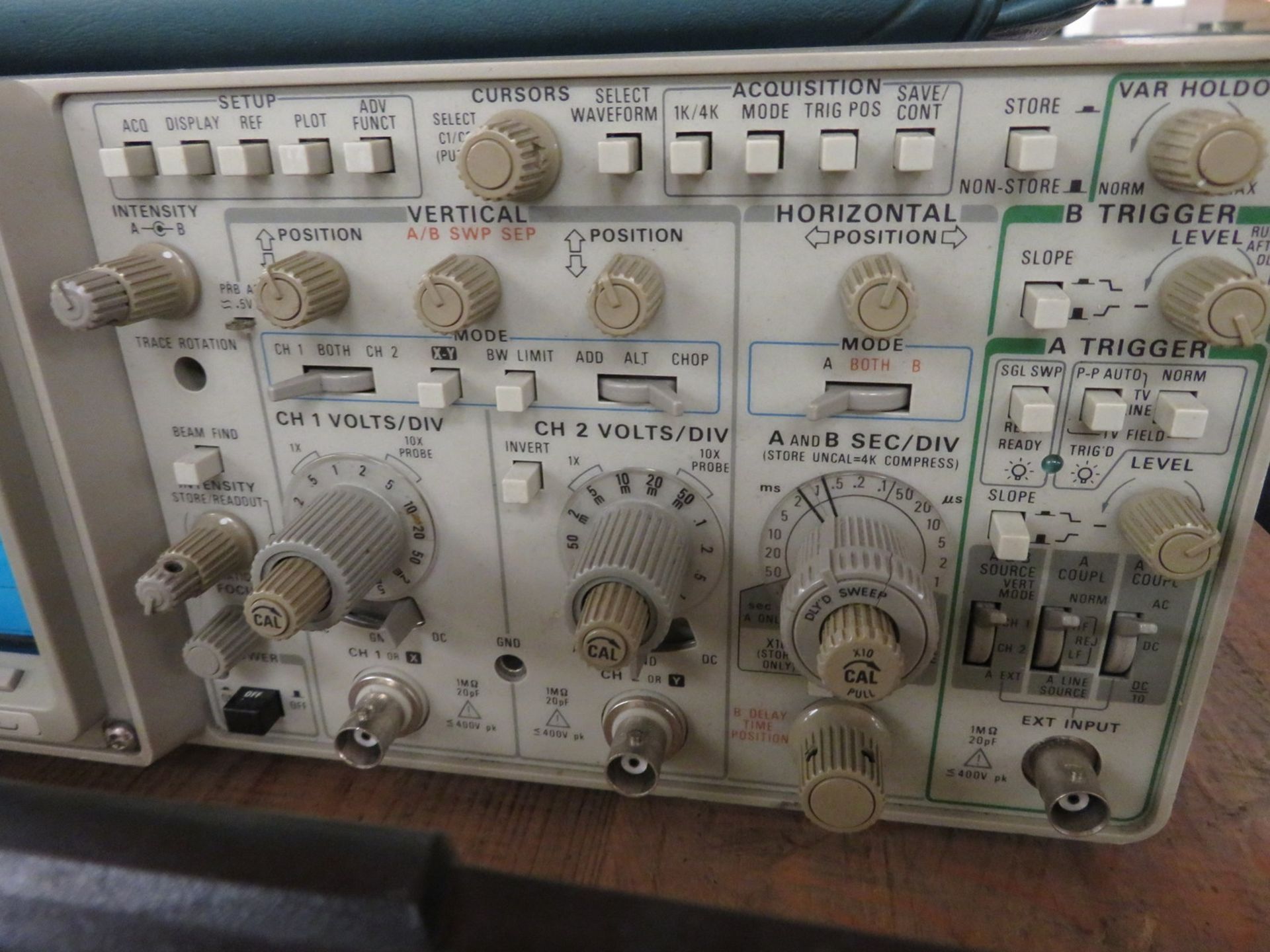 Tektronix 2232 100MHz digital storage oscilloscope - Image 3 of 5