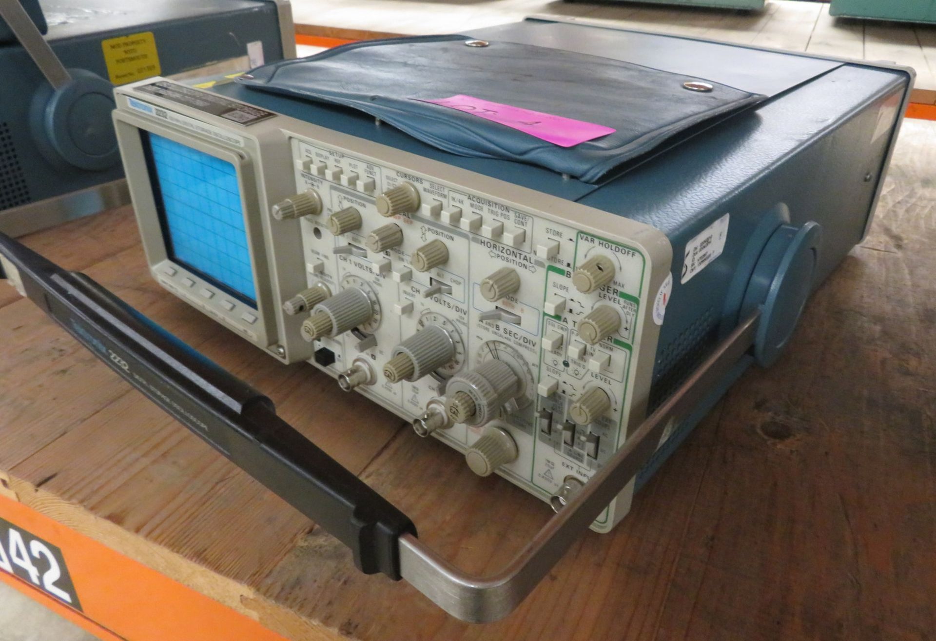 Tektronix 2232 100MHz digital storage oscilloscope - Image 4 of 5