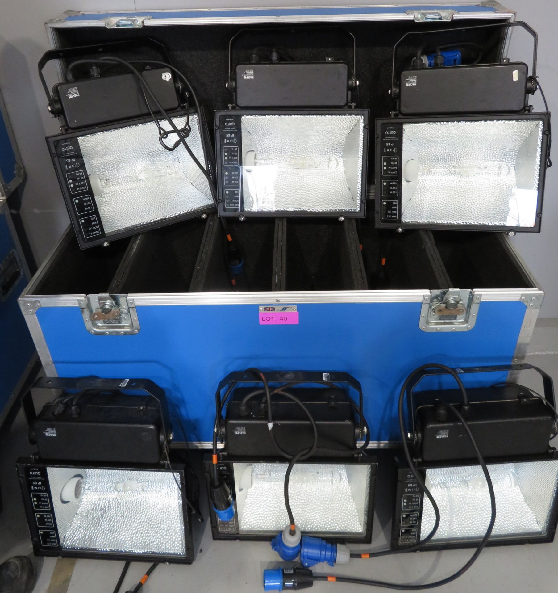 6x HQI 400w Floodlights in flight case. Includes safety bonds. Working condition.