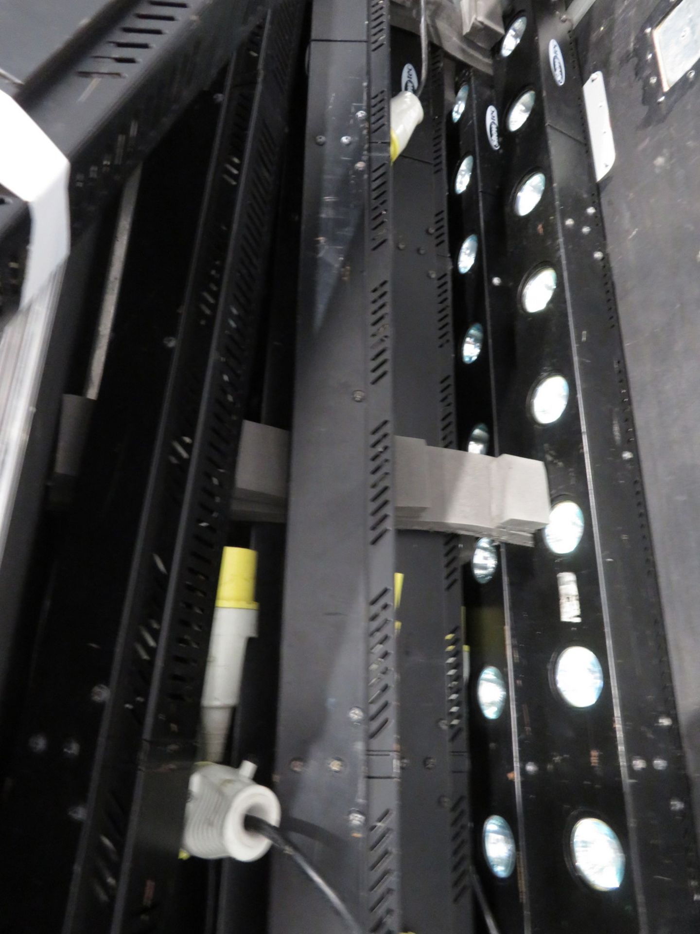 12x Showtec 110v Sunstrip in flightcase. Complete with brackets and cable. Working conditi - Image 8 of 11