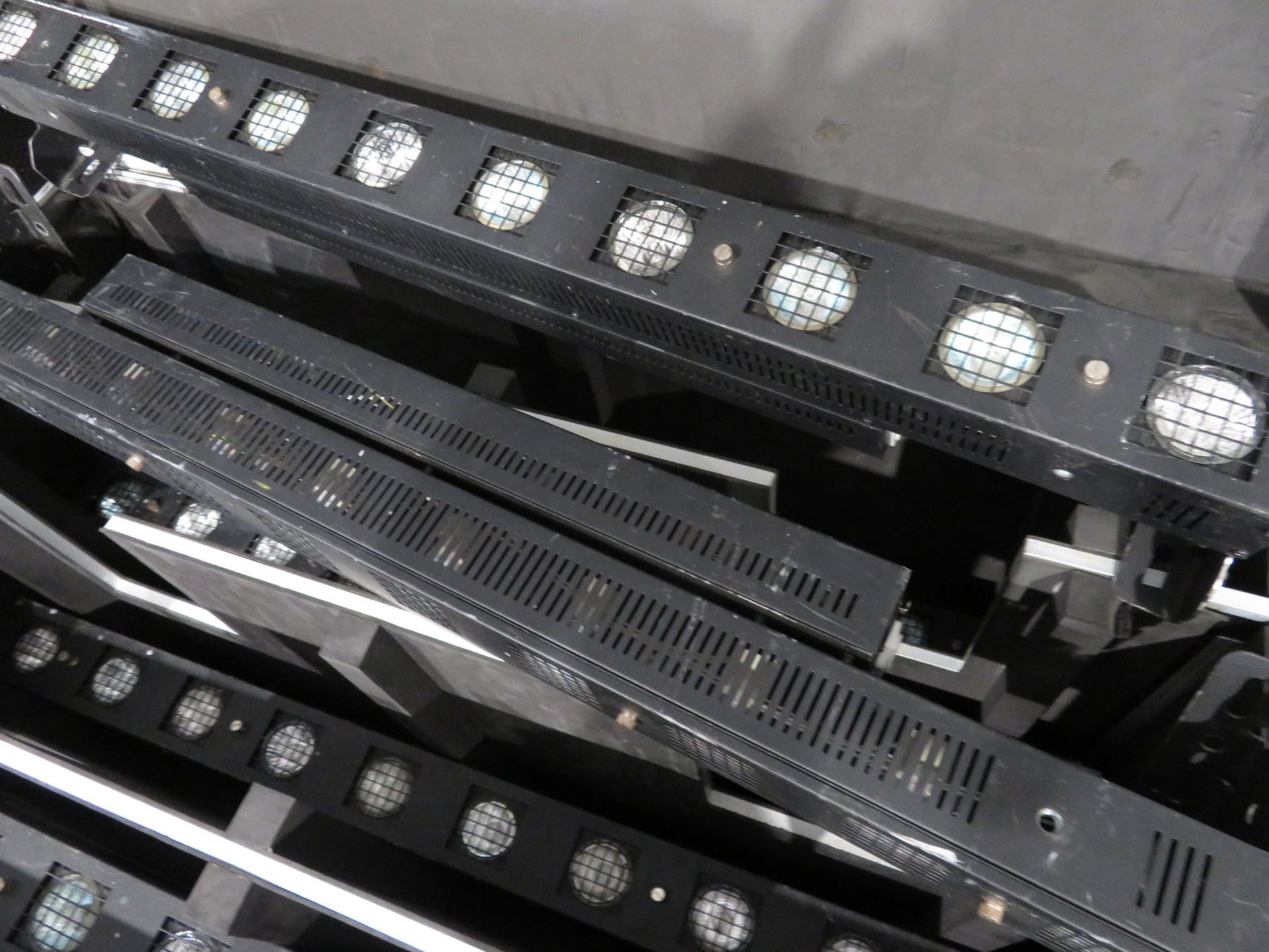 10x Showtec Active Sunstrip GU10 in flightcase. Complete with brackets. Working condition. - Image 3 of 7