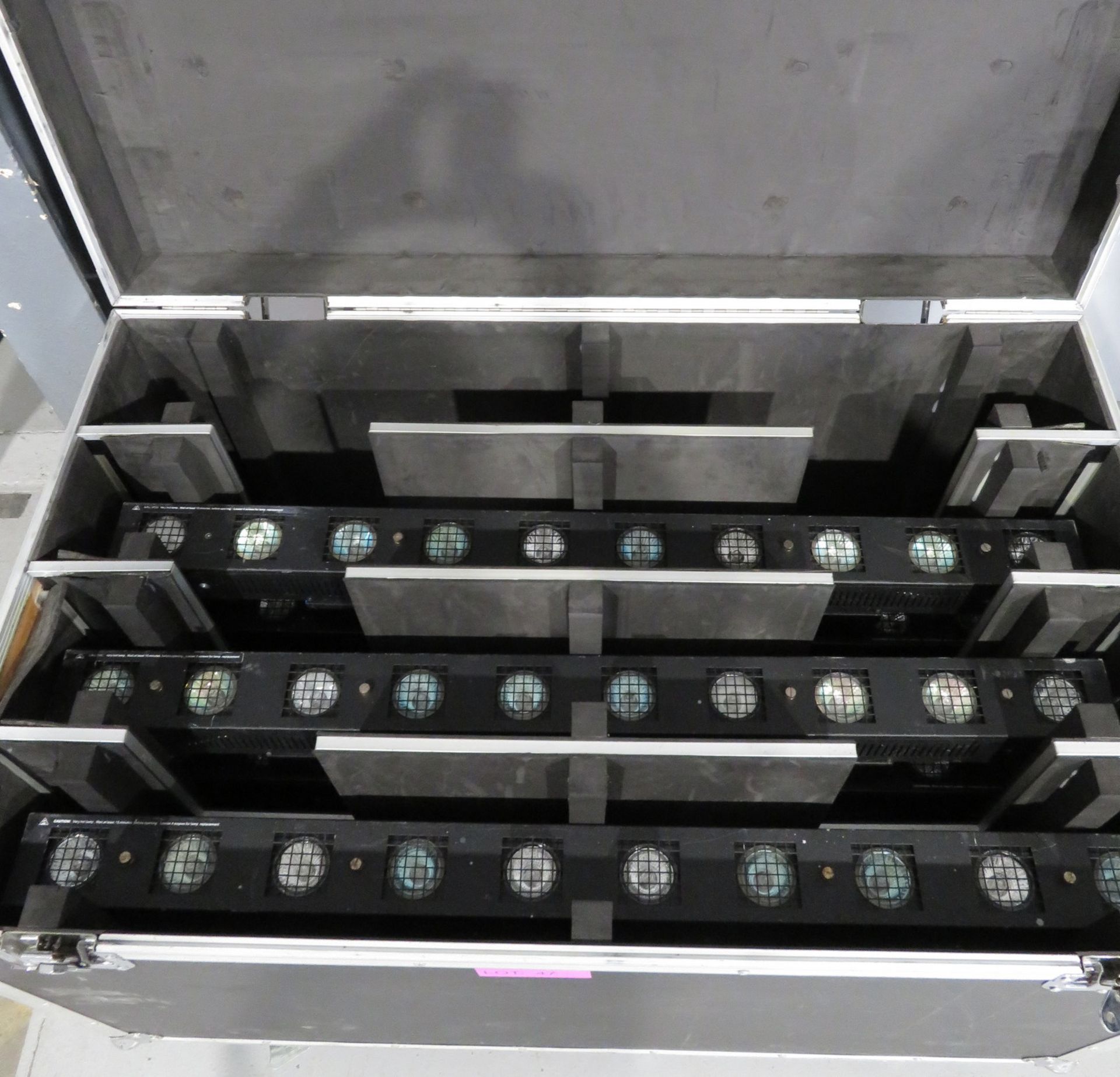 10x Showtec Active Sunstrip GU10 in flightcase. Complete with brackets. Working condition. - Image 6 of 7