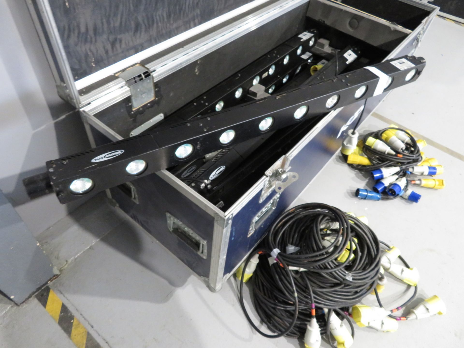 12x Showtec 110v Sunstrip in flightcase. Complete with brackets and cable. Working conditi - Image 3 of 11