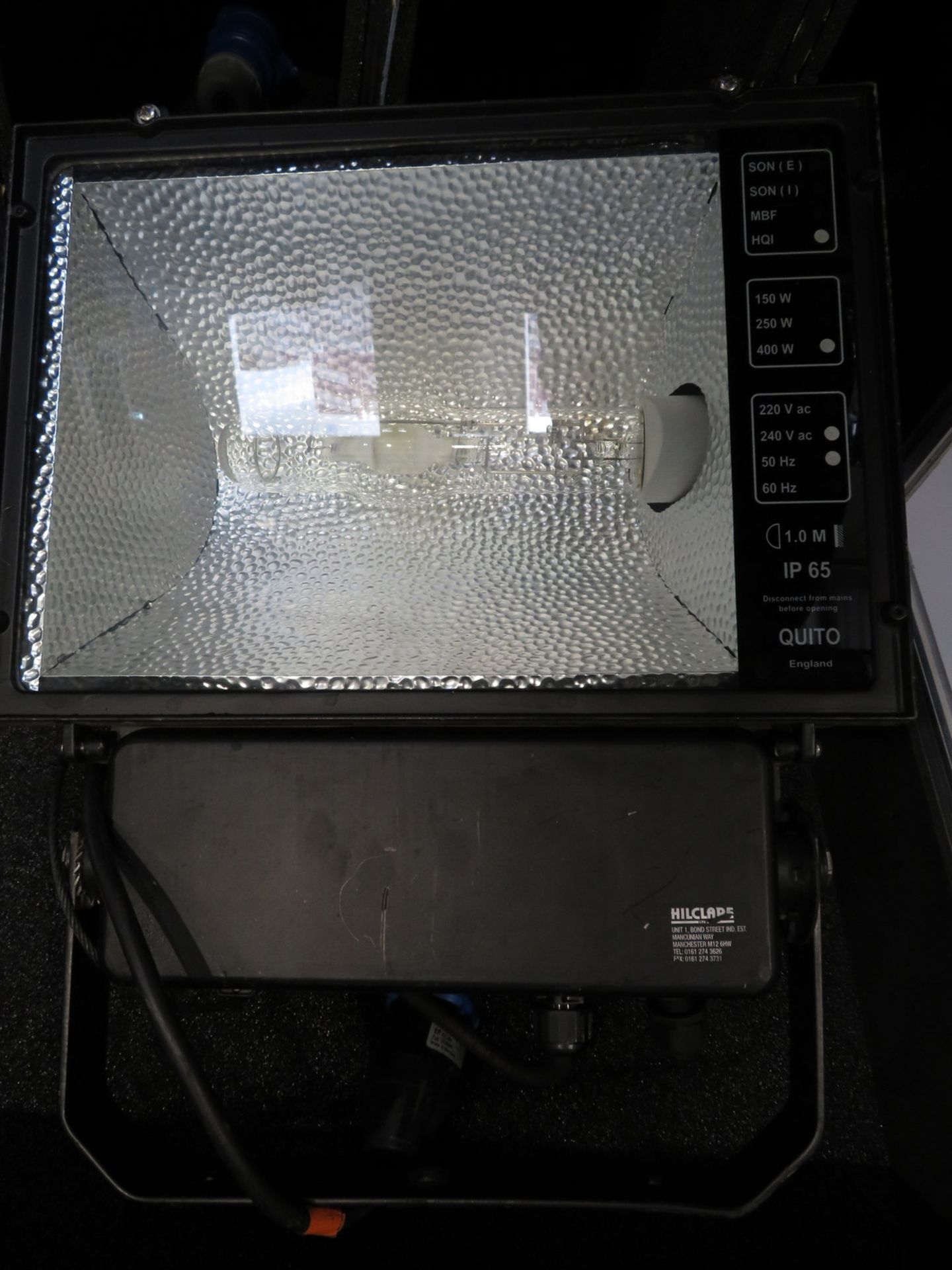 5x HQI 400w Floodlights in flight case. Includes safety bonds. 4 in working condition & 1 - Image 5 of 9