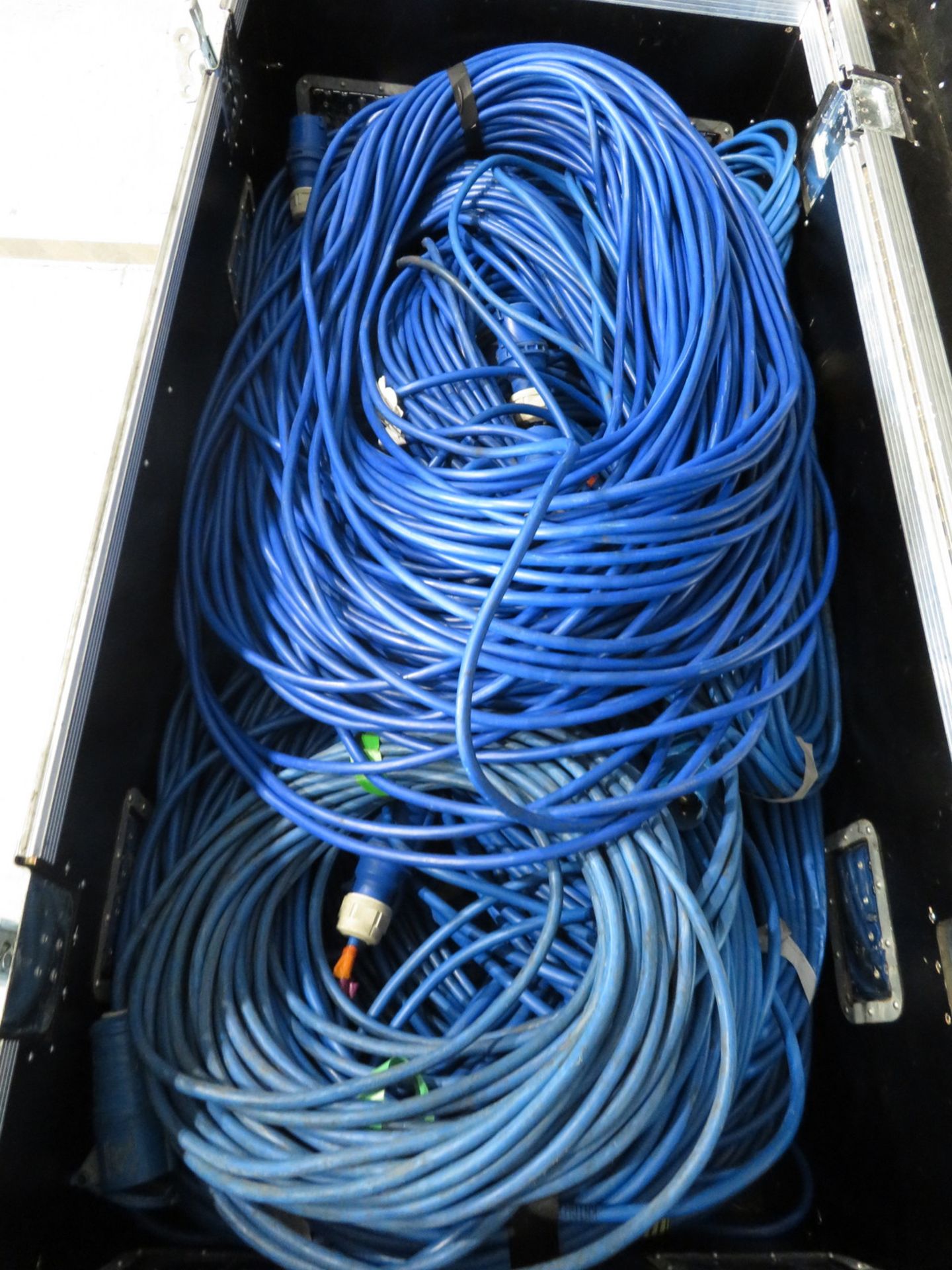 Flightcase with a large quantity of various 100m & 50m extensions cables. Dimensions: 126x - Image 4 of 5