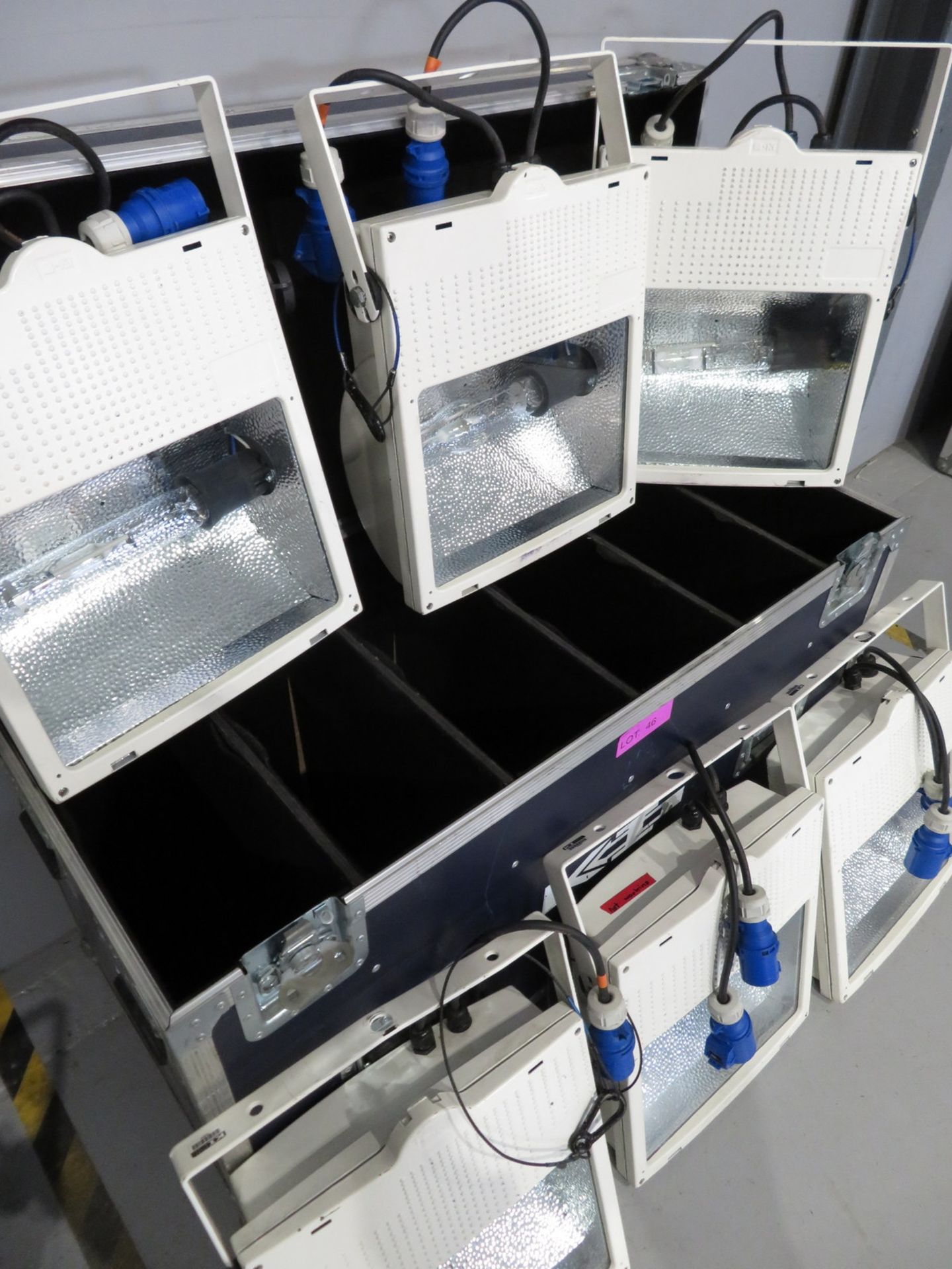 6x HQI 400w Floodlights in flight case. Includes safety bonds. 3 in working condition & 3 - Image 4 of 5