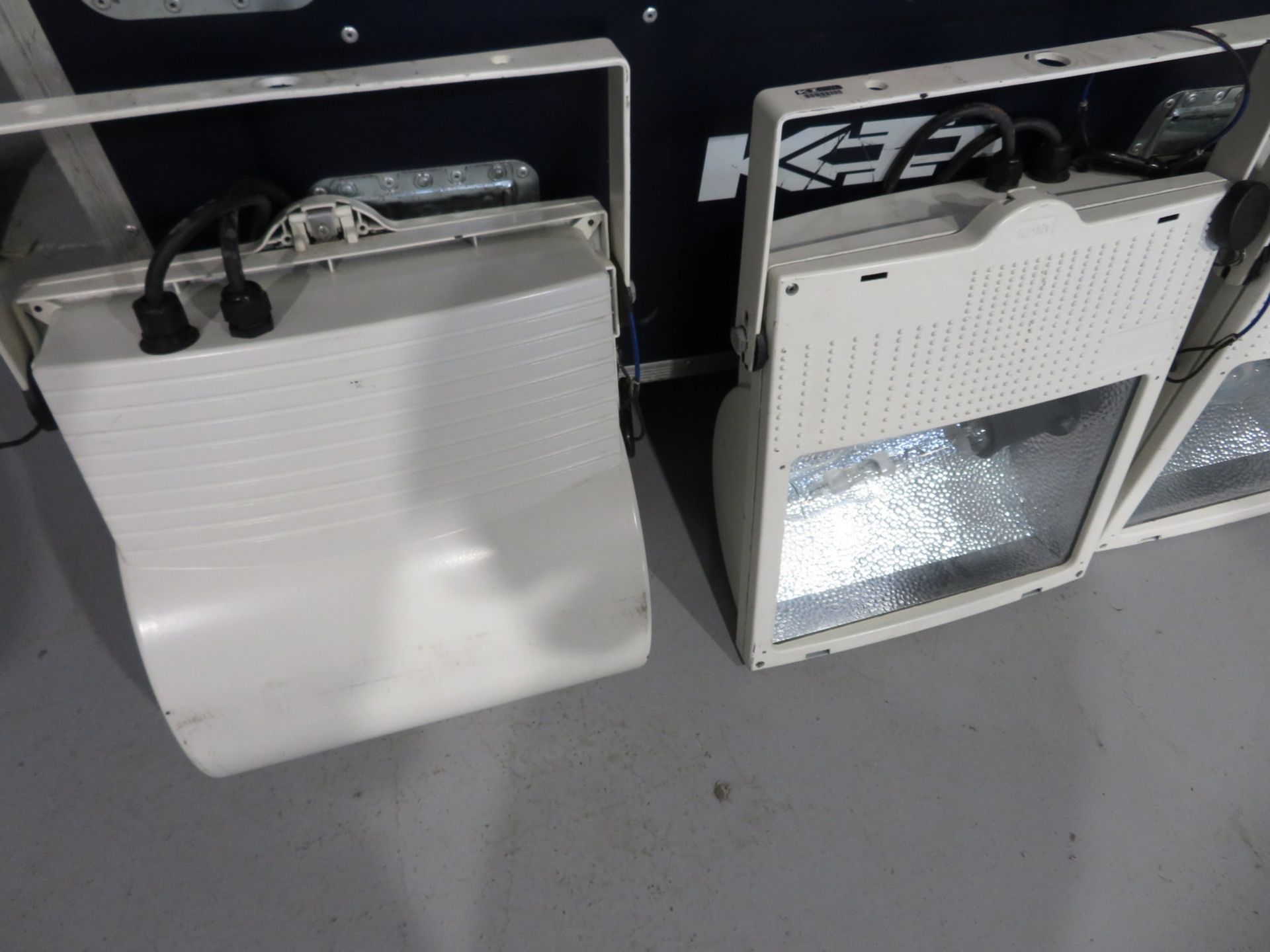 6x HQI 400w Floodlights in flight case. Includes safety bonds. Working condition. - Image 6 of 6