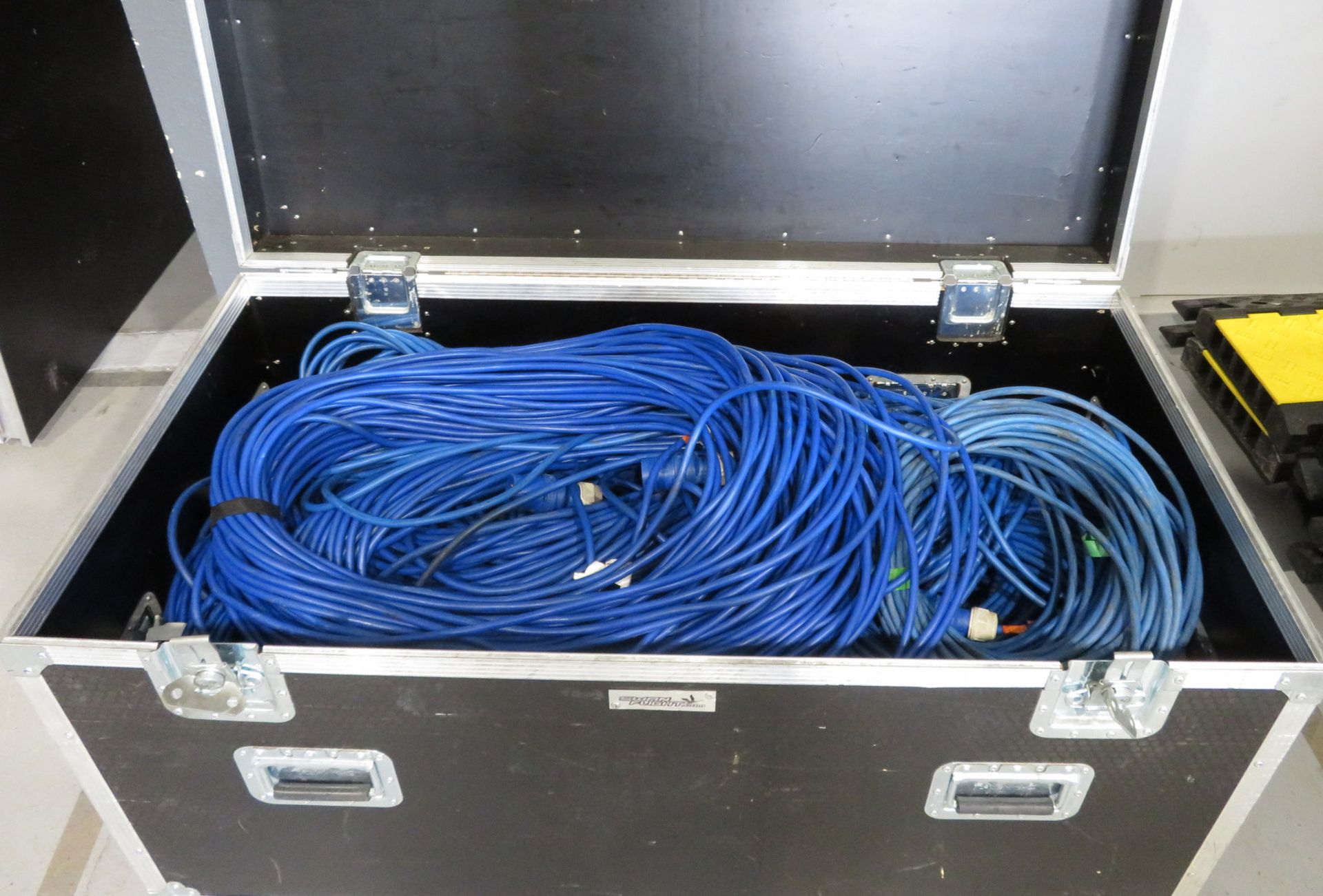 Flightcase with a large quantity of various 100m & 50m extensions cables. Dimensions: 126x - Image 3 of 5