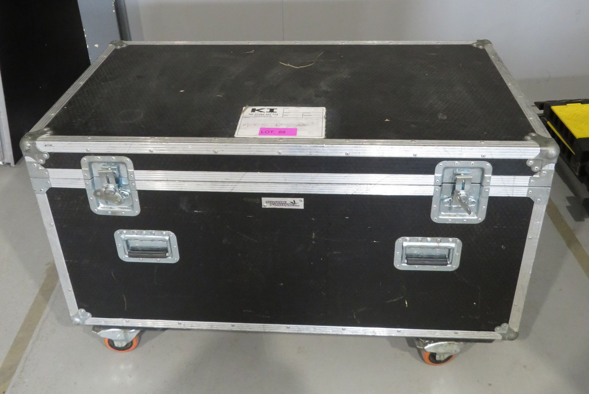 Flightcase with a large quantity of various 100m & 50m extensions cables. Dimensions: 126x