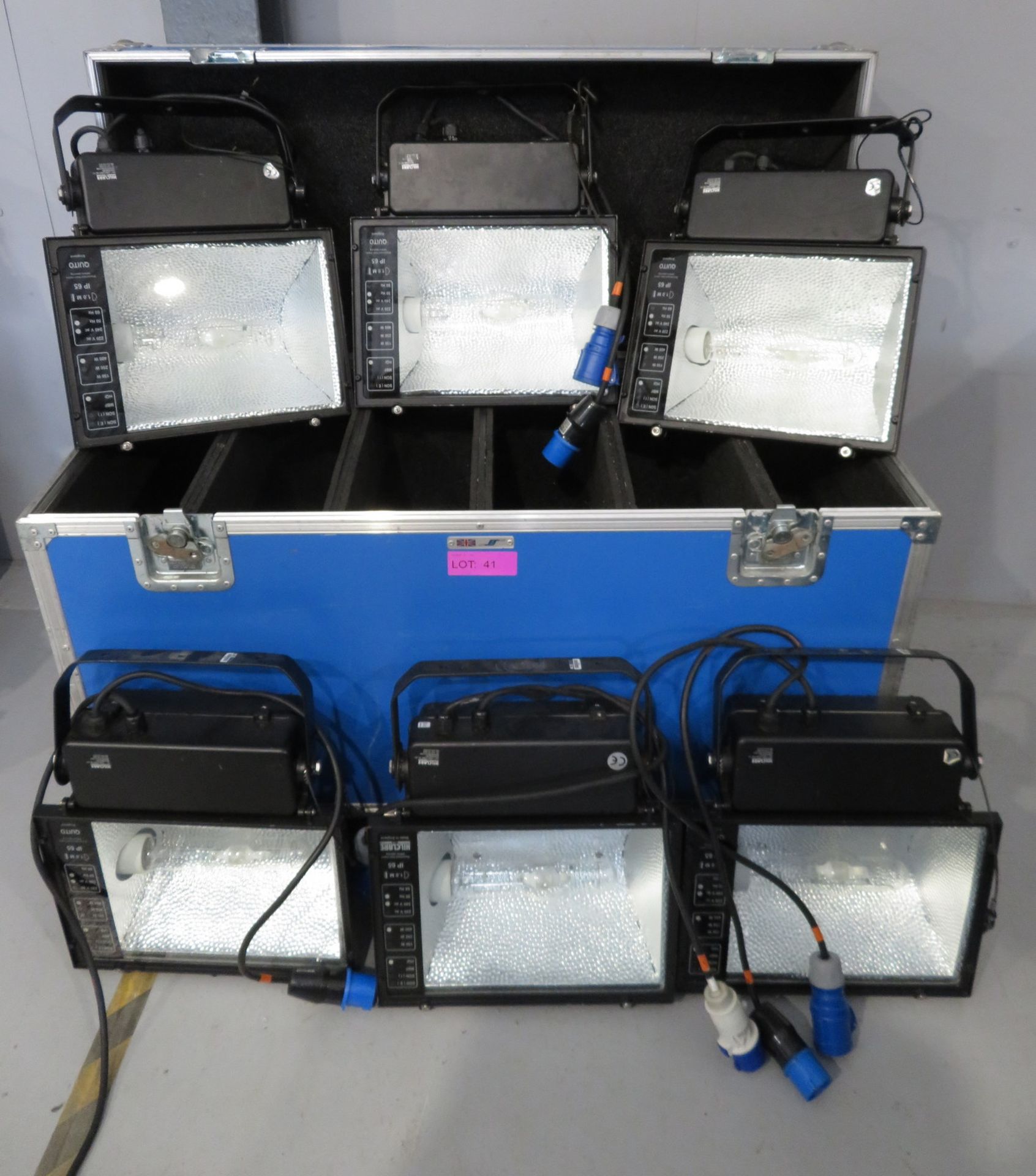 6x HQI 400w Floodlights in flight case. Includes safety bonds. Working condition.