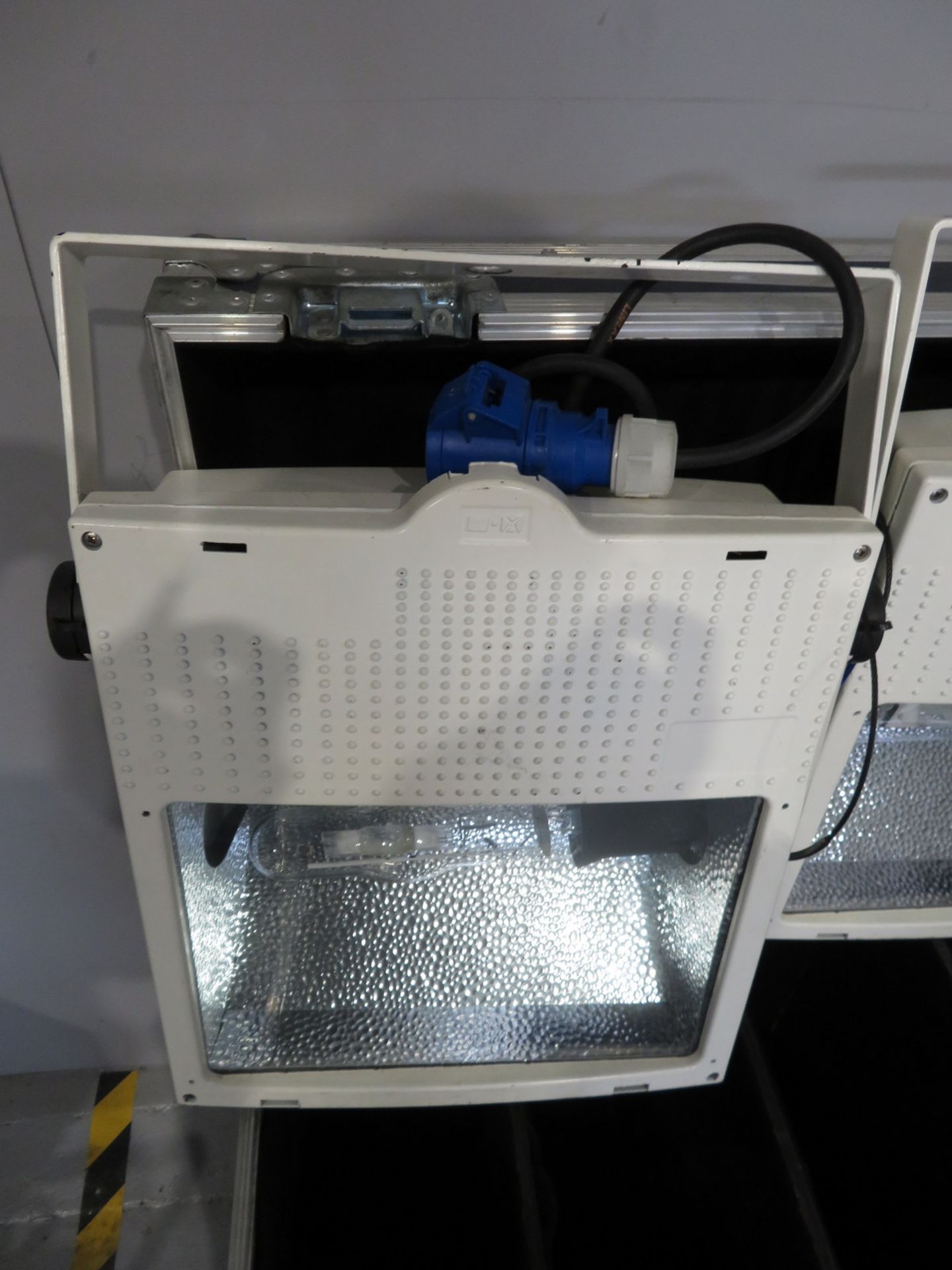 6x HQI 400w Floodlights in flight case. Includes safety bonds. Working condition. - Image 5 of 6