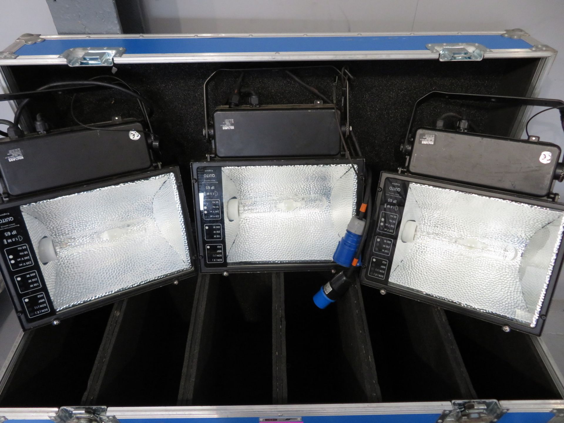 6x HQI 400w Floodlights in flight case. Includes safety bonds. Working condition. - Image 2 of 7