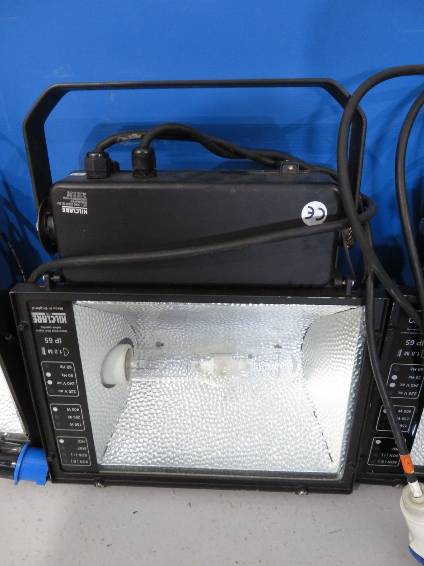 6x HQI 400w Floodlights in flight case. Includes safety bonds. Working condition. - Image 4 of 7