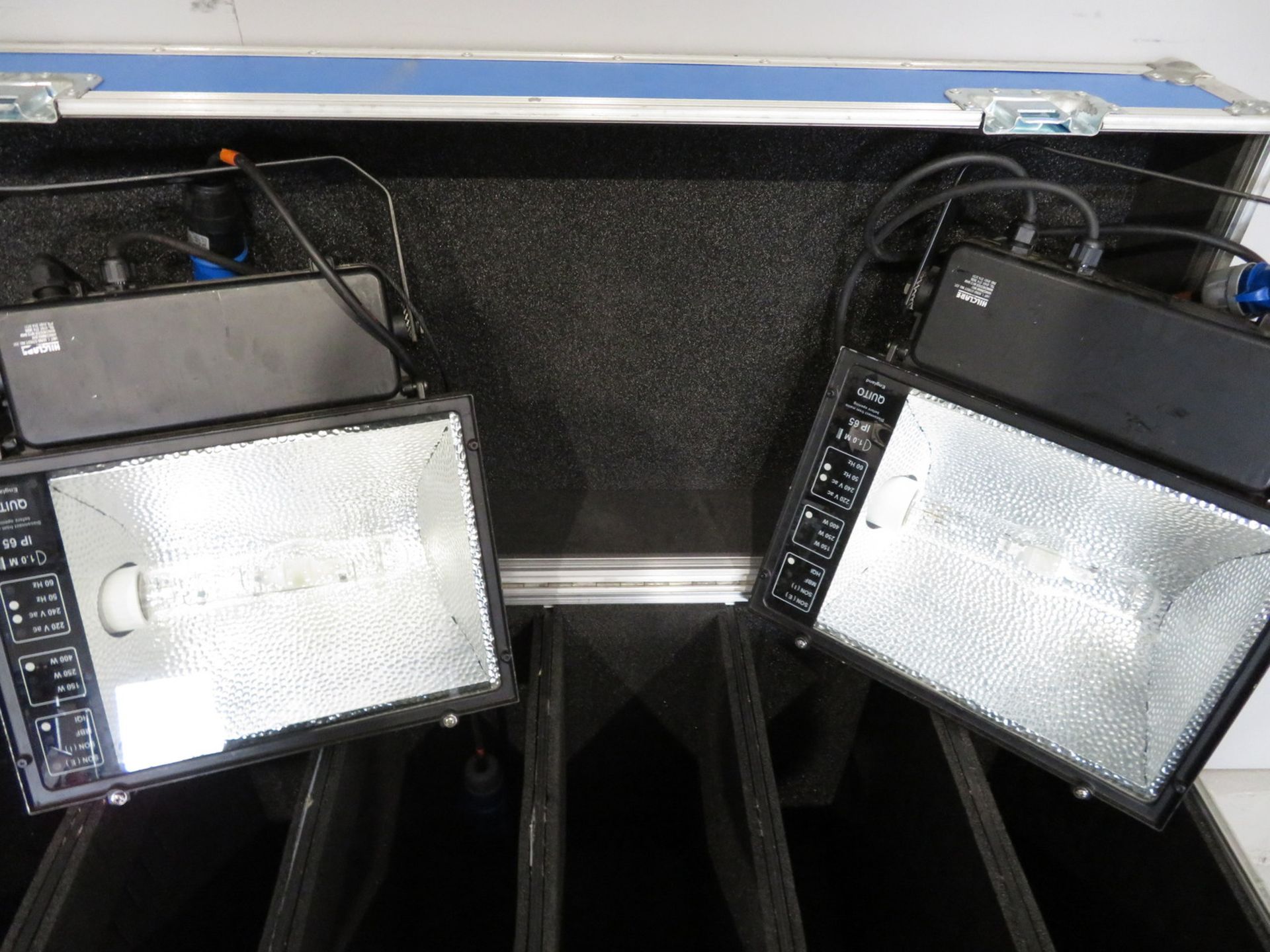 5x HQI 400w Floodlights in flight case. Includes safety bonds. 4 in working condition & 1 - Image 4 of 9