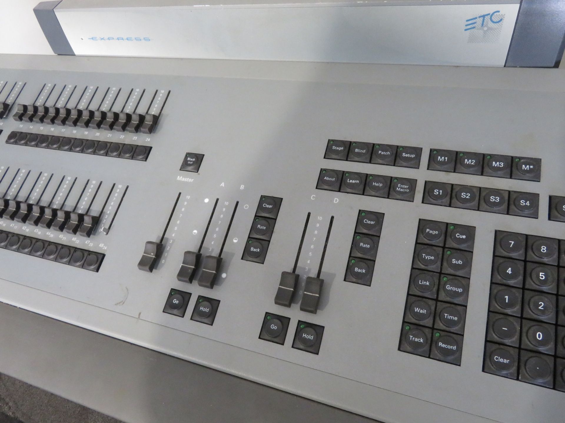 ETC Express 24/48 lighting control console with flightcase. Working Condition. - Image 4 of 8
