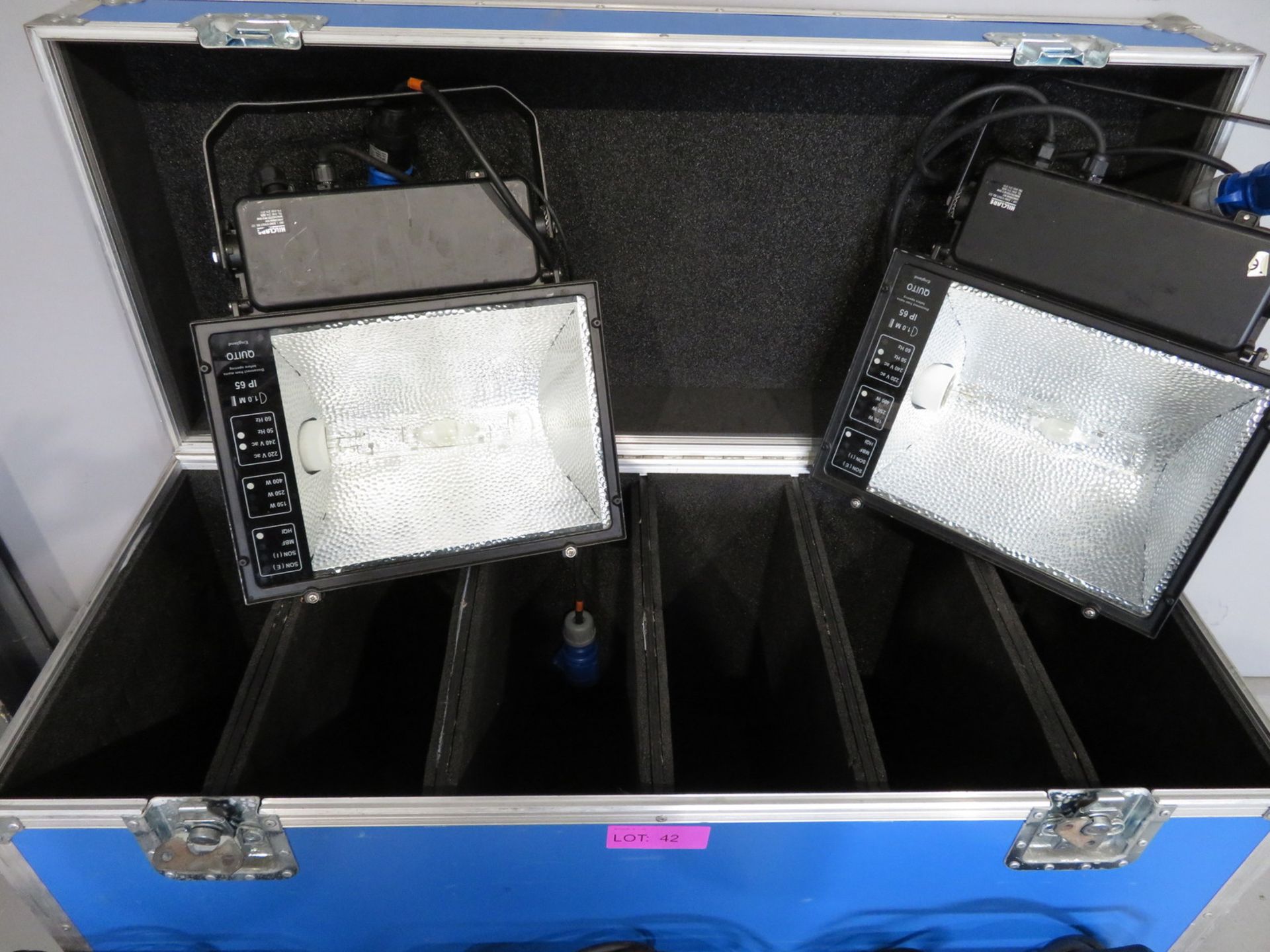 5x HQI 400w Floodlights in flight case. Includes safety bonds. 4 in working condition & 1 - Image 2 of 9