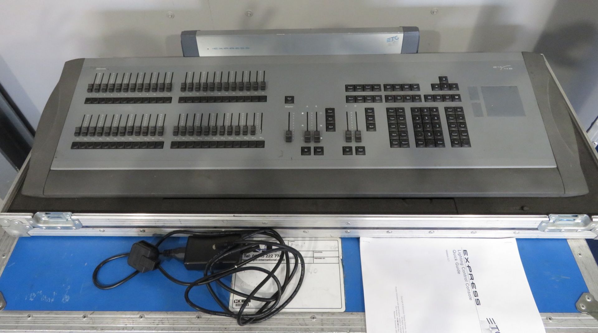 ETC Express 24/48 lighting control console with flightcase. Working Condition. - Image 2 of 8