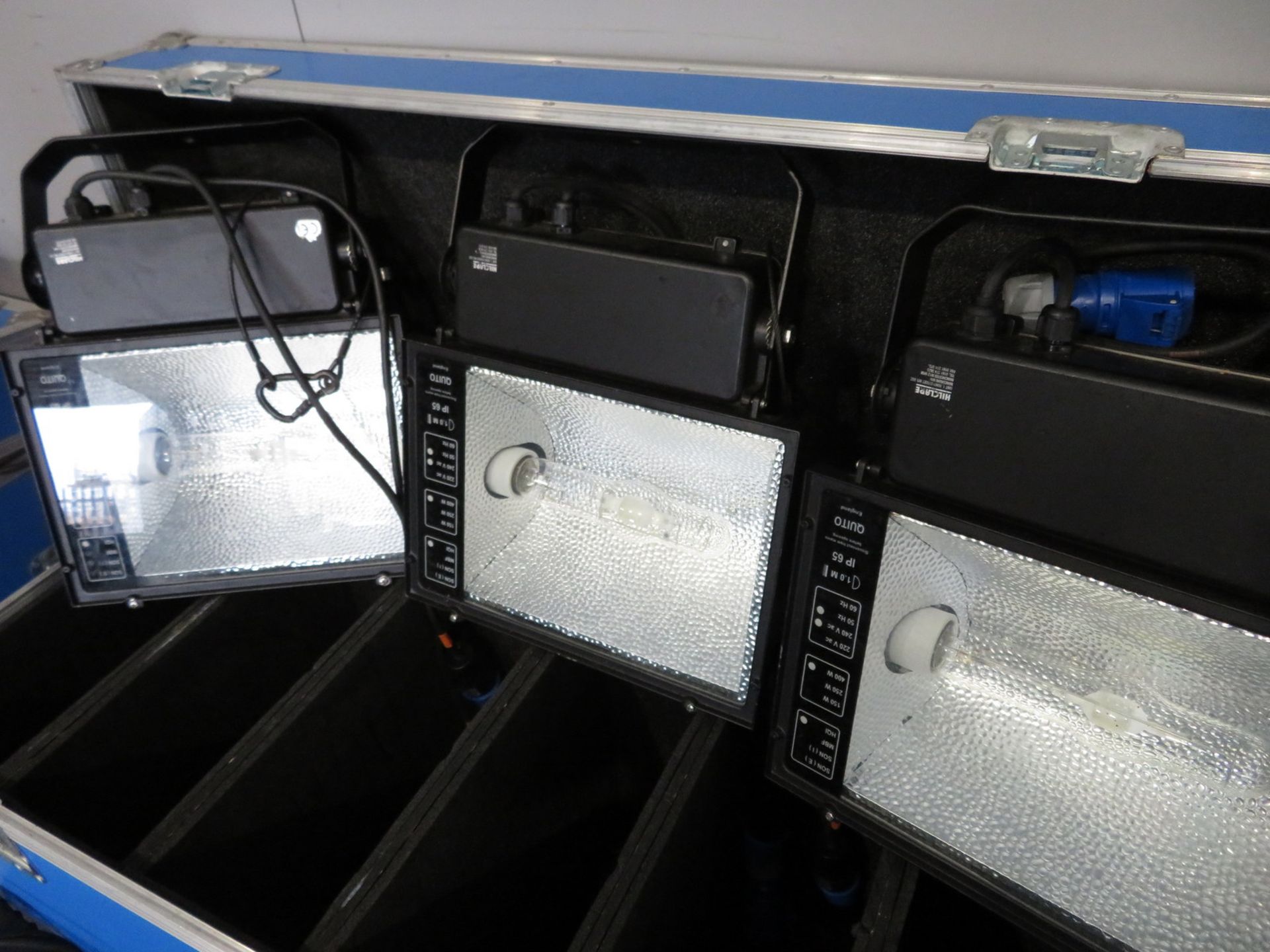 6x HQI 400w Floodlights in flight case. Includes safety bonds. Working condition. - Image 6 of 6