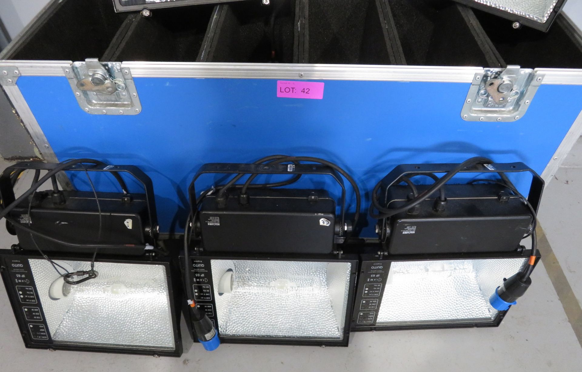 5x HQI 400w Floodlights in flight case. Includes safety bonds. 4 in working condition & 1 - Image 3 of 9