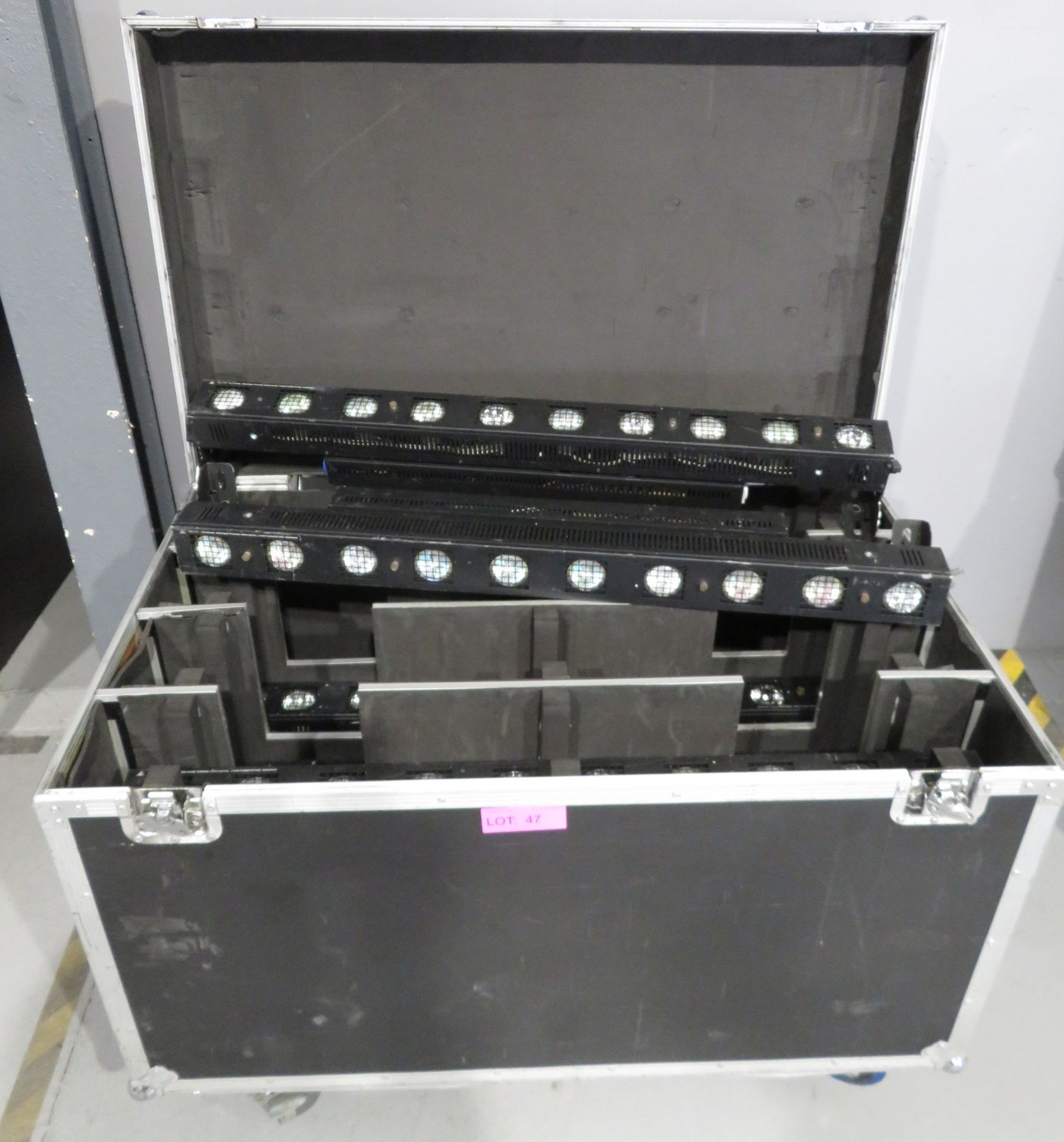 10x Showtec Active Sunstrip GU10 in flightcase. Complete with brackets. Working condition.