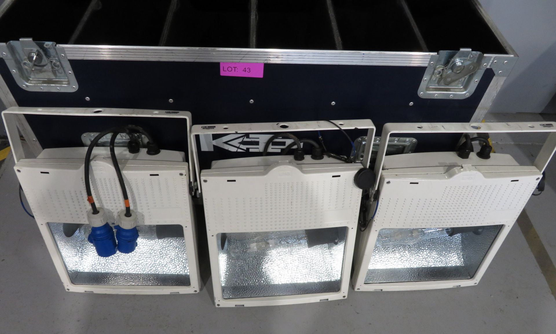6x HQI 400w Floodlights in flight case. Includes safety bonds. Working condition. - Image 3 of 6