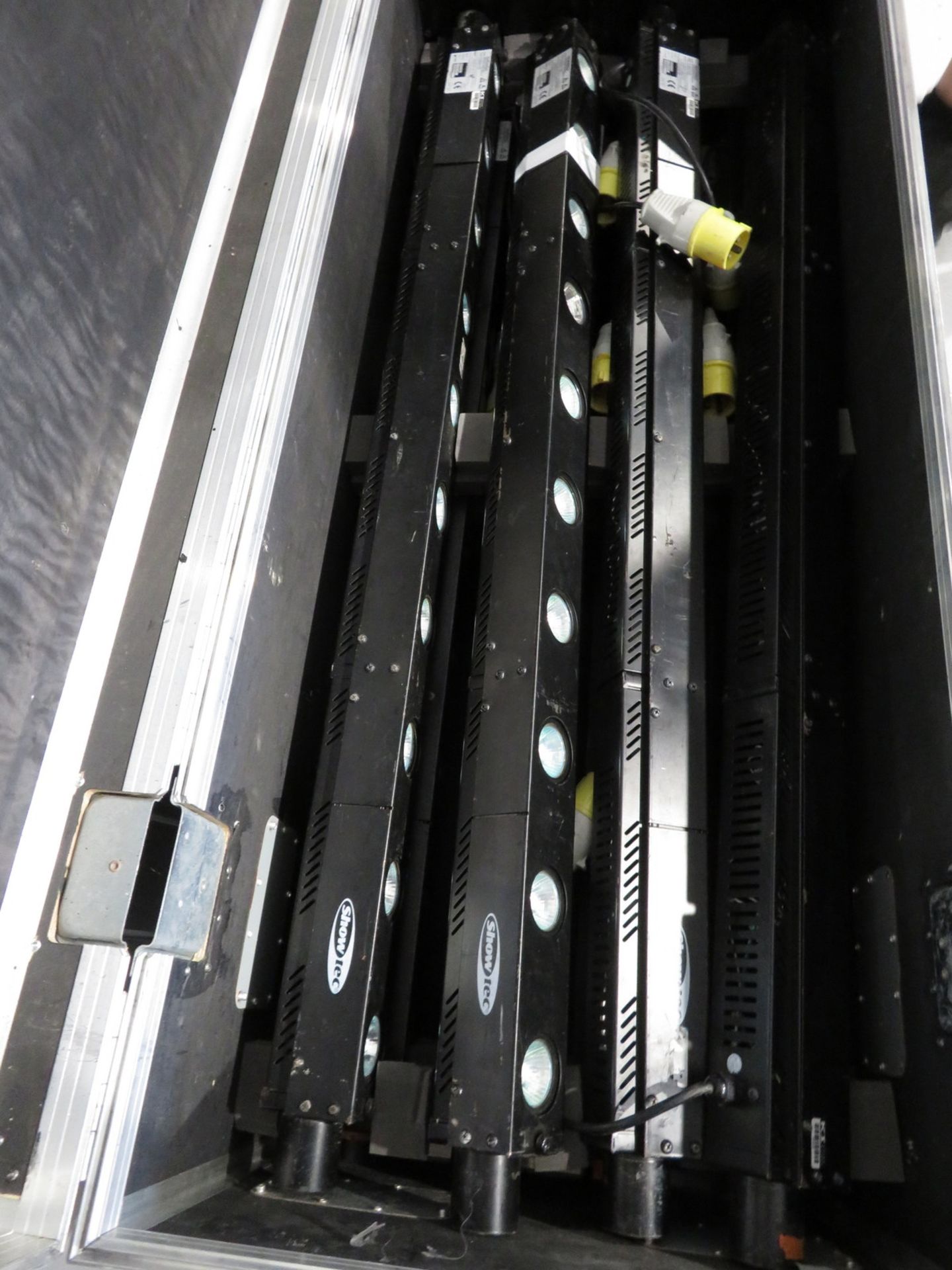 12x Showtec 110v Sunstrip in flightcase. Complete with brackets and cable. Working conditi - Image 10 of 11