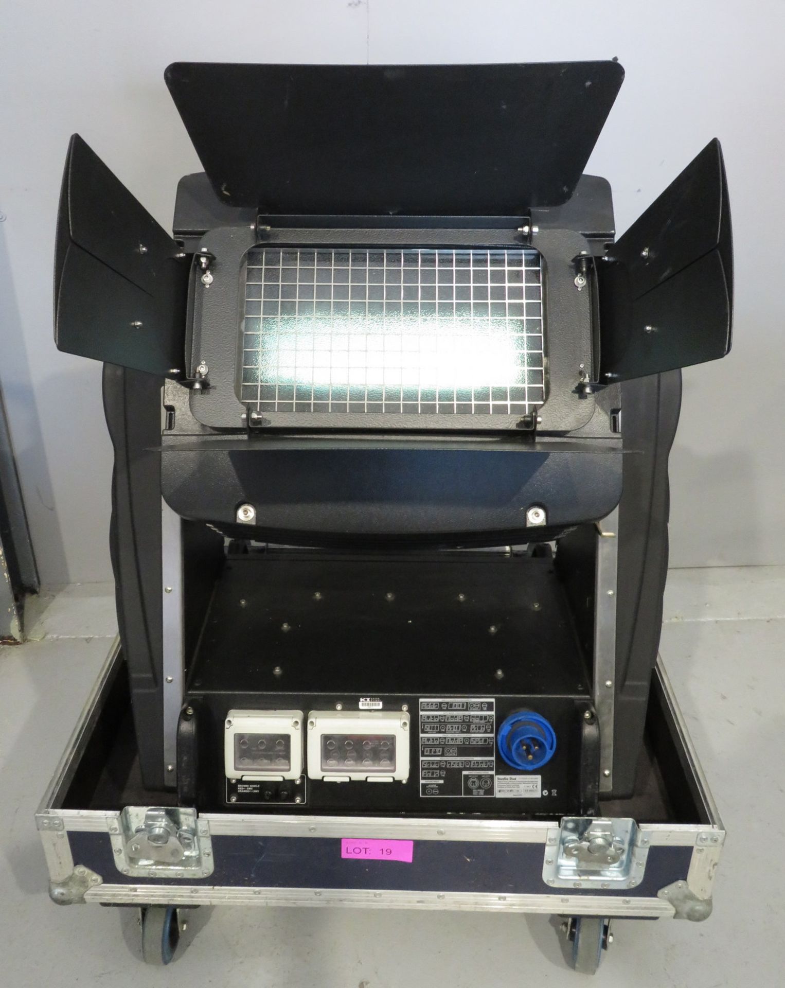 Studio Due City Colour 2500 Wash in flightcase. Working condition. Hours: 1279.