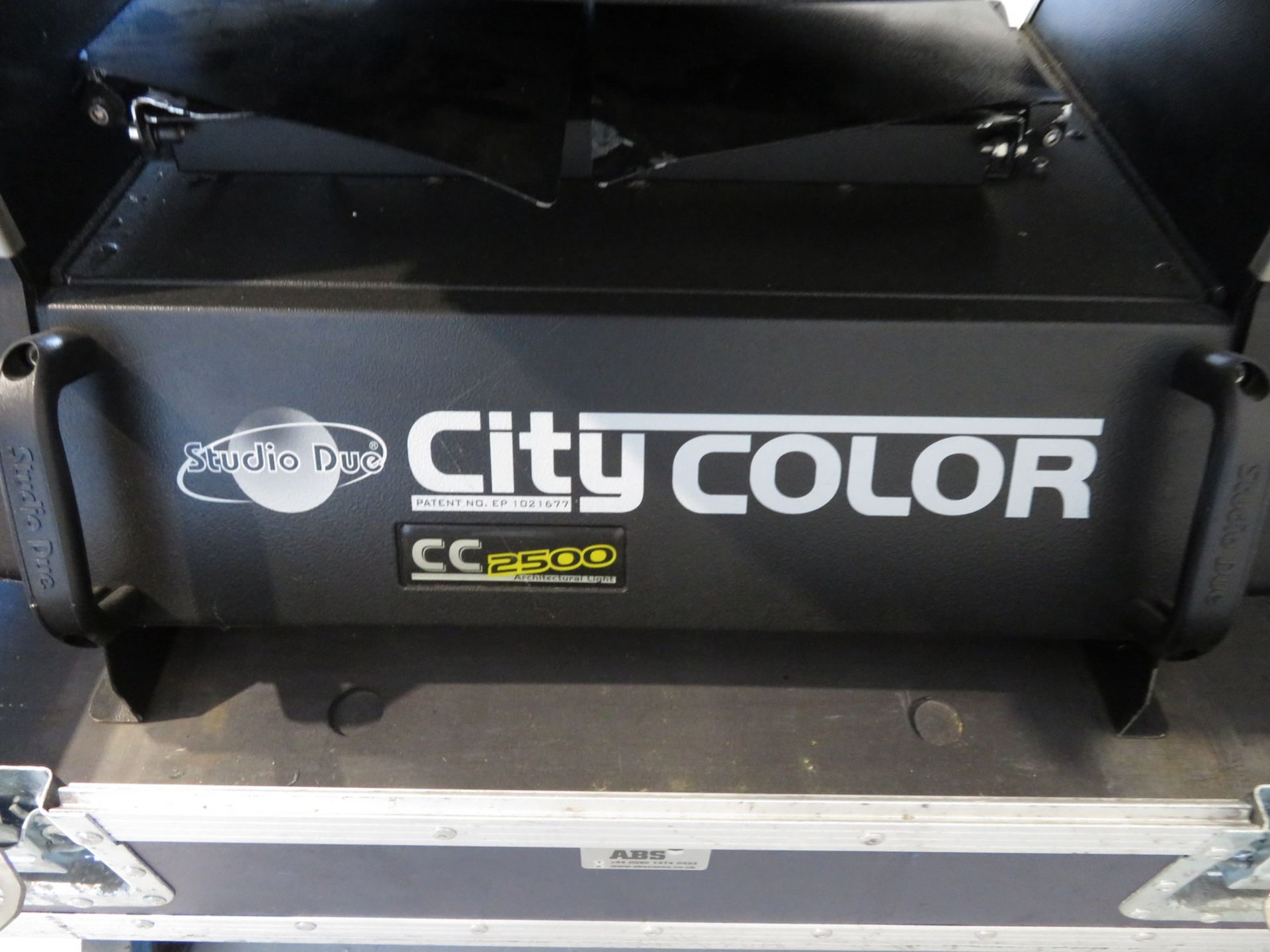 Studio Due City Colour 2500 Wash in flightcase. Powers up but faulty angle lock & missing - Image 6 of 8