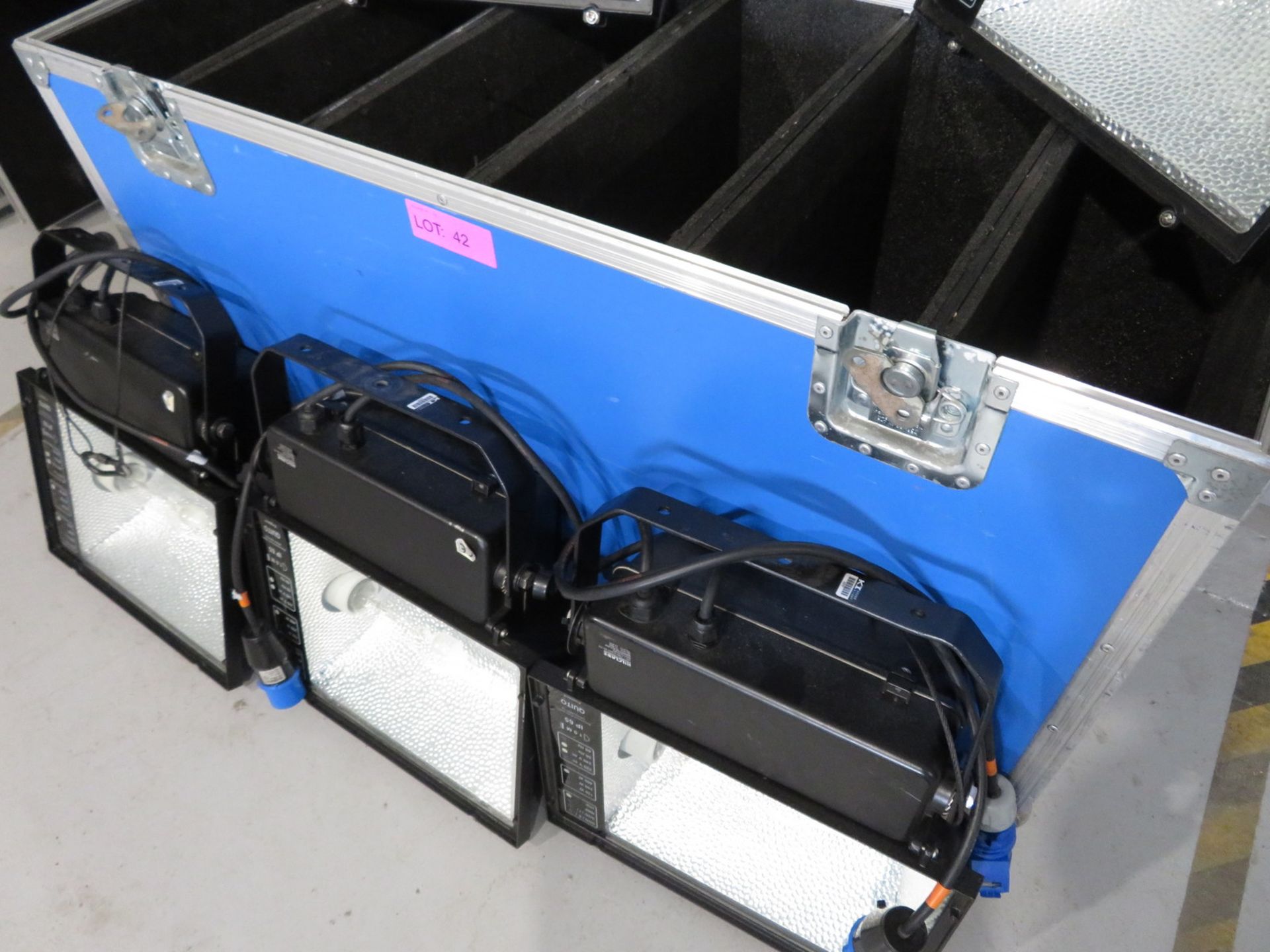 5x HQI 400w Floodlights in flight case. Includes safety bonds. 4 in working condition & 1 - Image 9 of 9